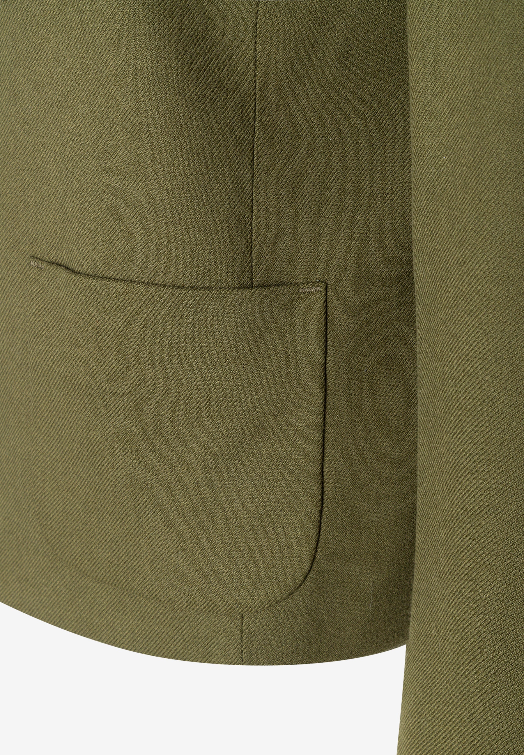 MORE & MORE Blazer in Olivgrün mit abgerundeter Tasche und feiner Diagonalstruktur, Nahaufnahme. MORE & MORE Blazer in Olivgrün mit abgerundeter Tasche und feiner Diagonalstruktur, Nahaufnahme.