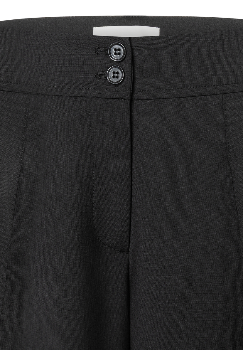 Detailansicht einer schwarzen MORE & MORE Hose mit zwei Knöpfen am Bund. Detailansicht einer schwarzen MORE & MORE Hose mit zwei Knöpfen am Bund.