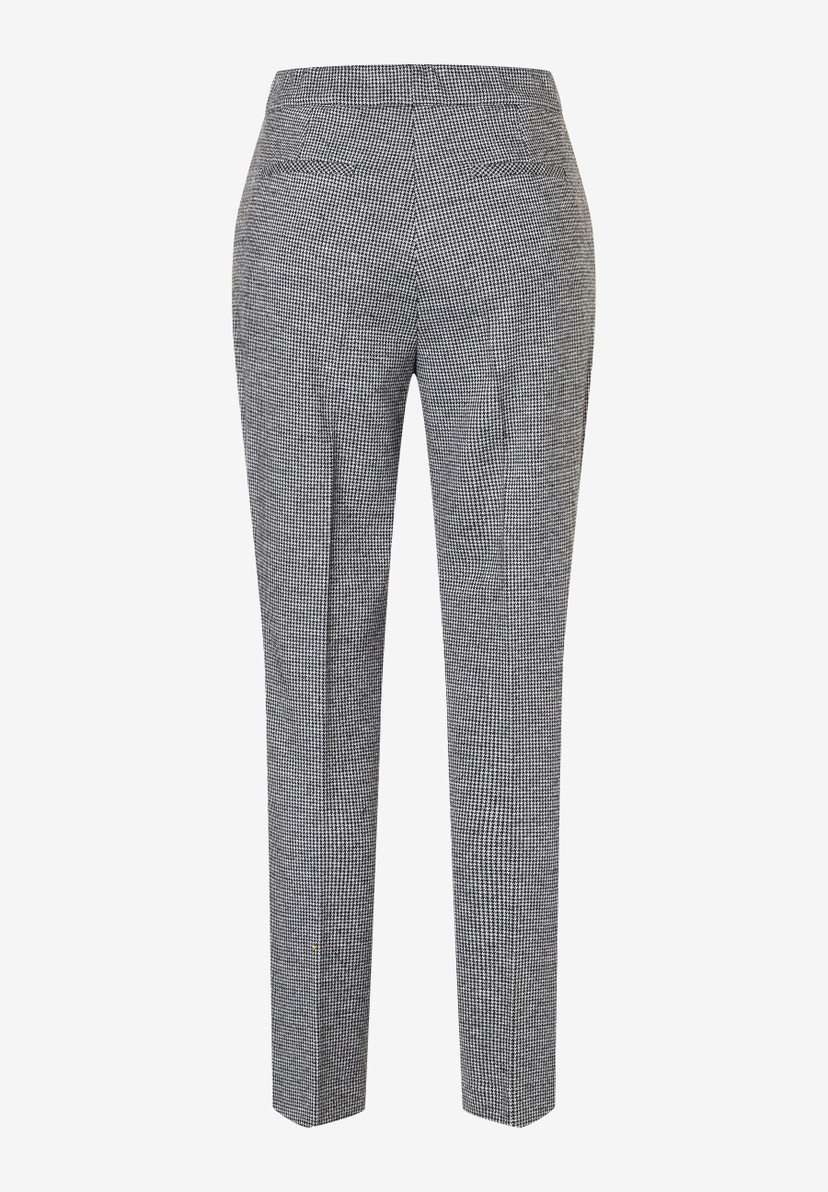 Eine MORE & MORE Jersey-Hose mit Hahnentrittmuster, elastisch und bequem, auf hellem Grund. Eine MORE & MORE Jersey-Hose mit Hahnentrittmuster, elastisch und bequem, auf hellem Grund.