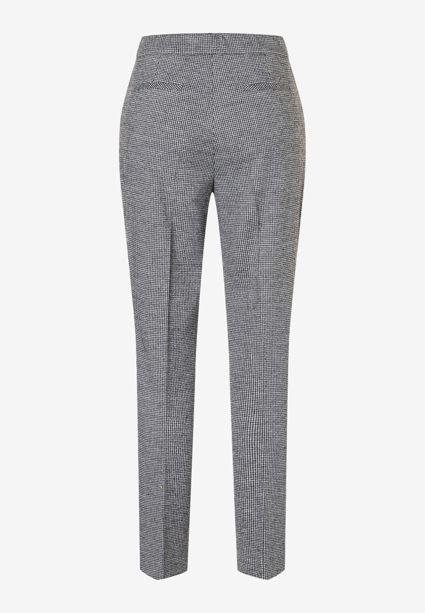 Eine MORE & MORE Jersey-Hose mit Hahnentrittmuster, elastisch und bequem, auf hellem Grund. Eine MORE & MORE Jersey-Hose mit Hahnentrittmuster, elastisch und bequem, auf hellem Grund.