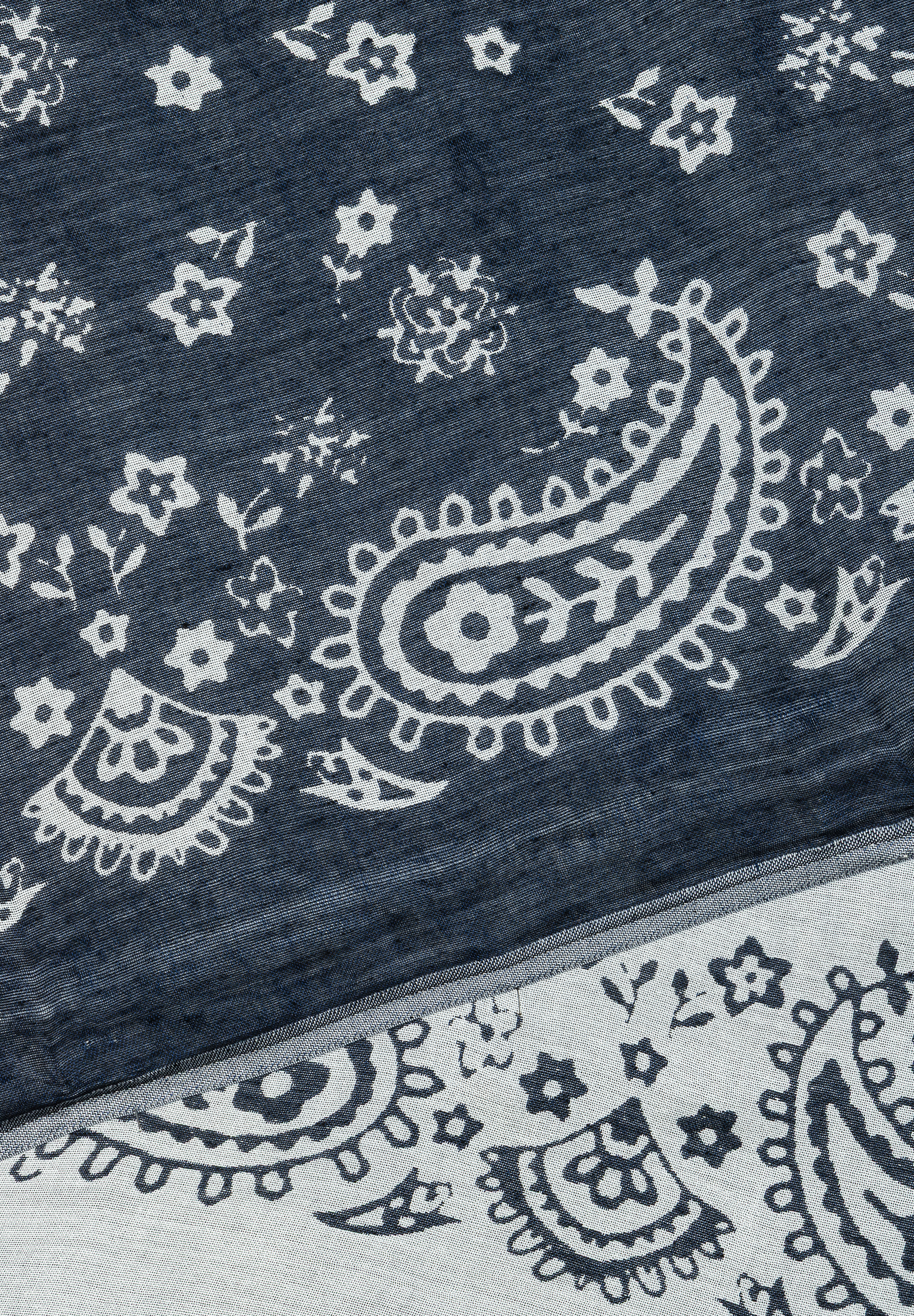 MORE & MORE Accessoires: Tuch mit Paisley-Muster in Dunkelblau und Weiß. MORE & MORE Accessoires: Tuch mit Paisley-Muster in Dunkelblau und Weiß.