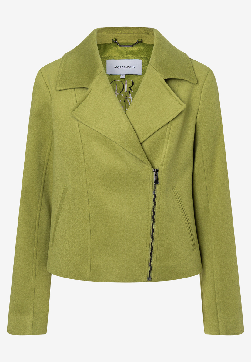 Eine hellgrüne MORE & MORE Webware-Jacke mit schrägem Reißverschluss bietet angenehmen Tragekomfort. Eine hellgrüne MORE & MORE Webware-Jacke mit schrägem Reißverschluss bietet angenehmen Tragekomfort.