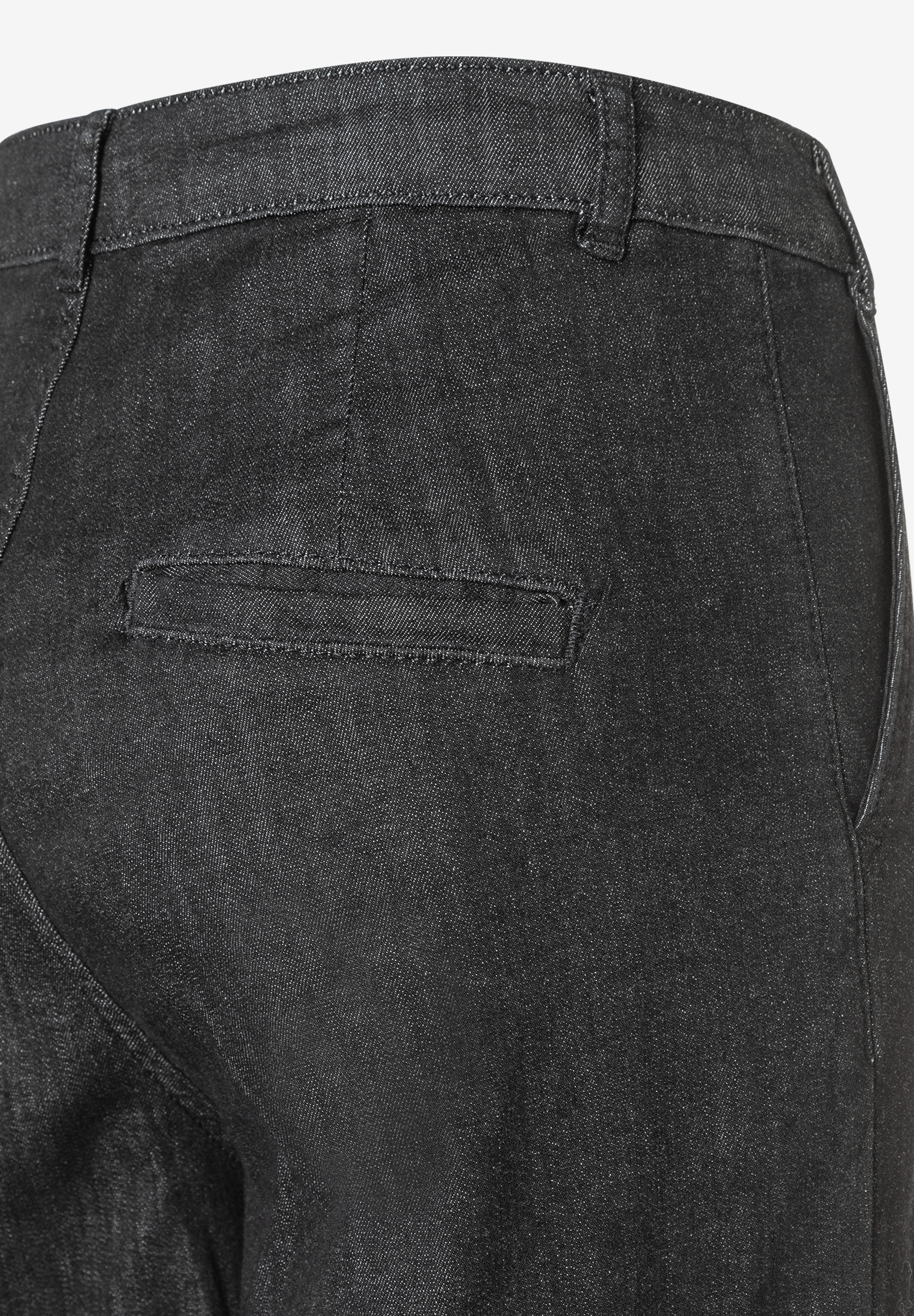 Nahaufnahme einer dunklen MORE & MORE Jeanshose aus Denim mit Gesäßtasche und Gürtelschlaufen. Nahaufnahme einer dunklen MORE & MORE Jeanshose aus Denim mit Gesäßtasche und Gürtelschlaufen.
