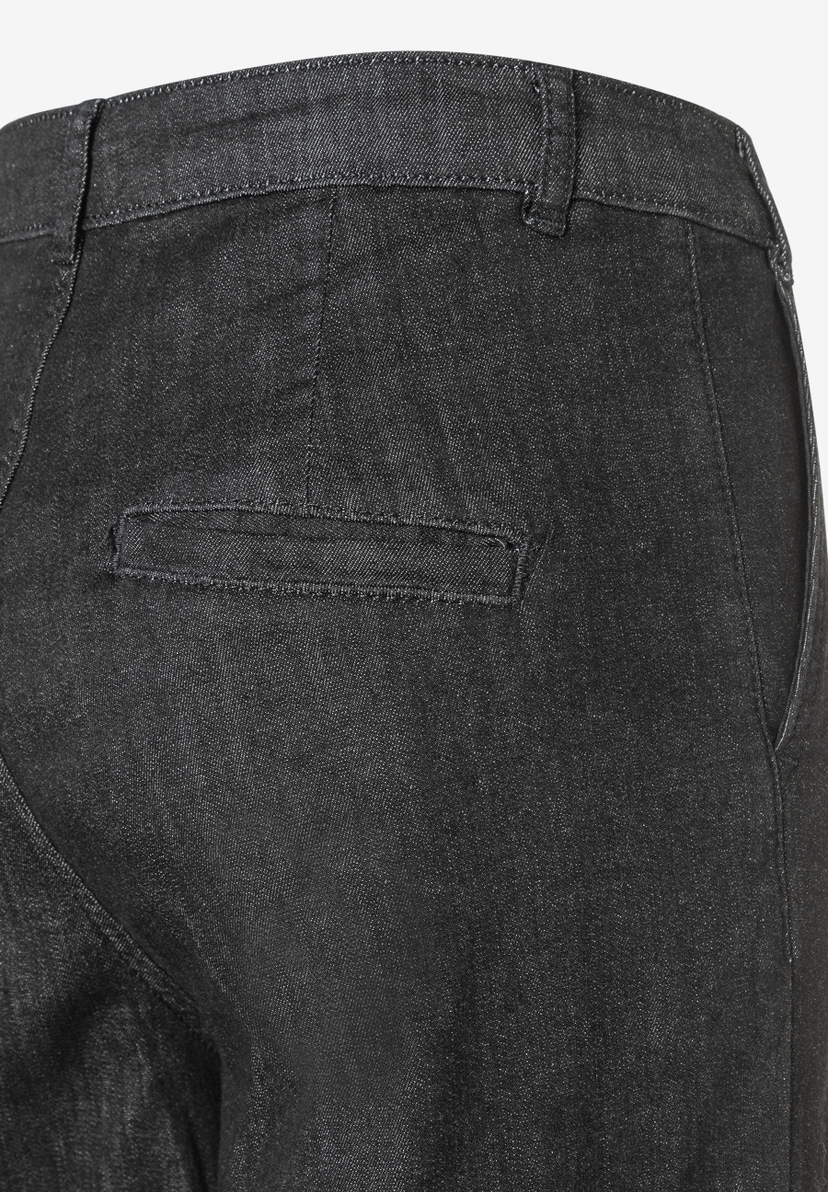 Nahaufnahme einer dunklen MORE & MORE Jeanshose aus Denim mit Gesäßtasche und Gürtelschlaufen. Nahaufnahme einer dunklen MORE & MORE Jeanshose aus Denim mit Gesäßtasche und Gürtelschlaufen.