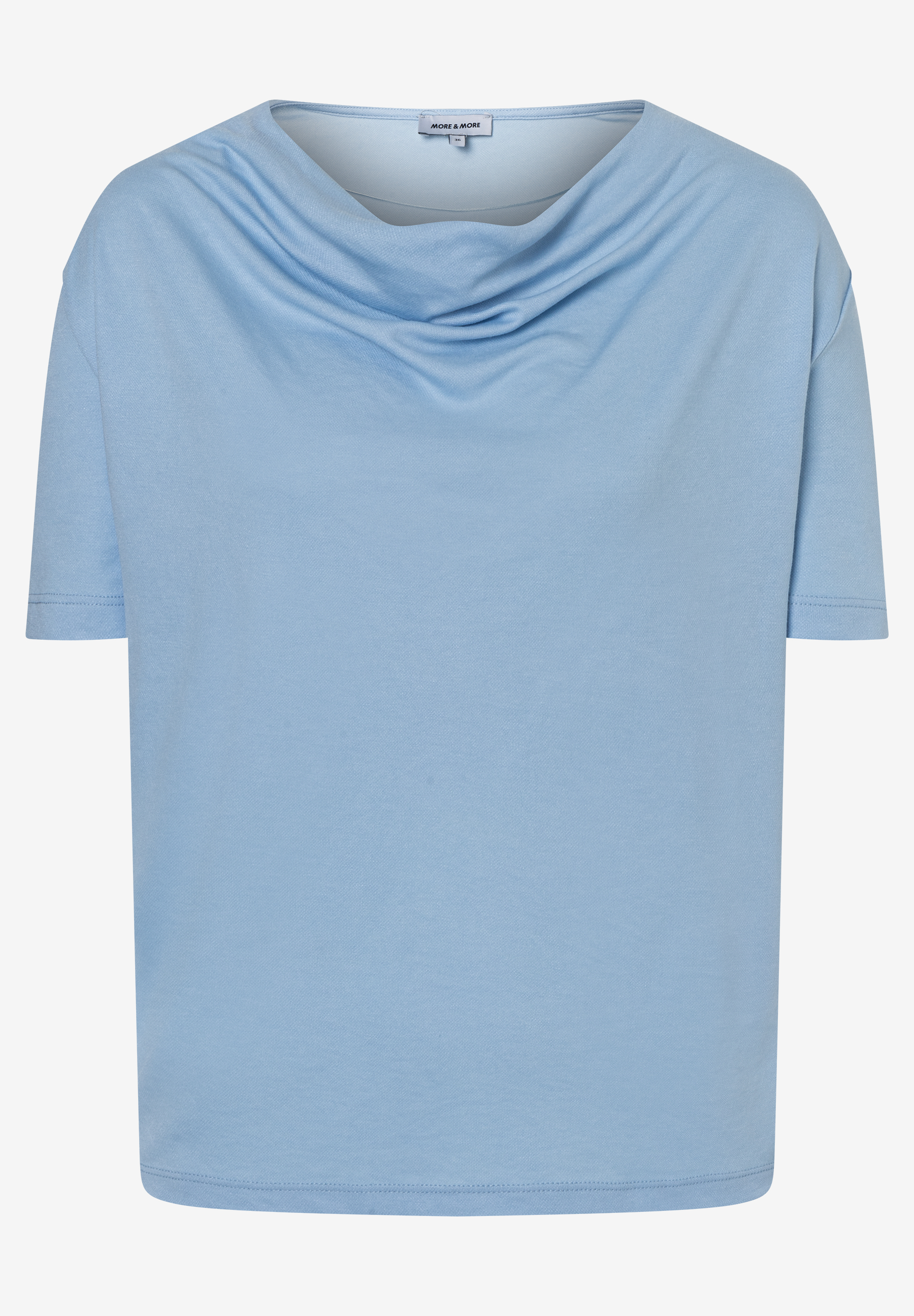 Ein hellblaues MORE & MORE Shirt aus Jersey mit Wasserfallkragen. Ein hellblaues MORE & MORE Shirt aus Jersey mit Wasserfallkragen.