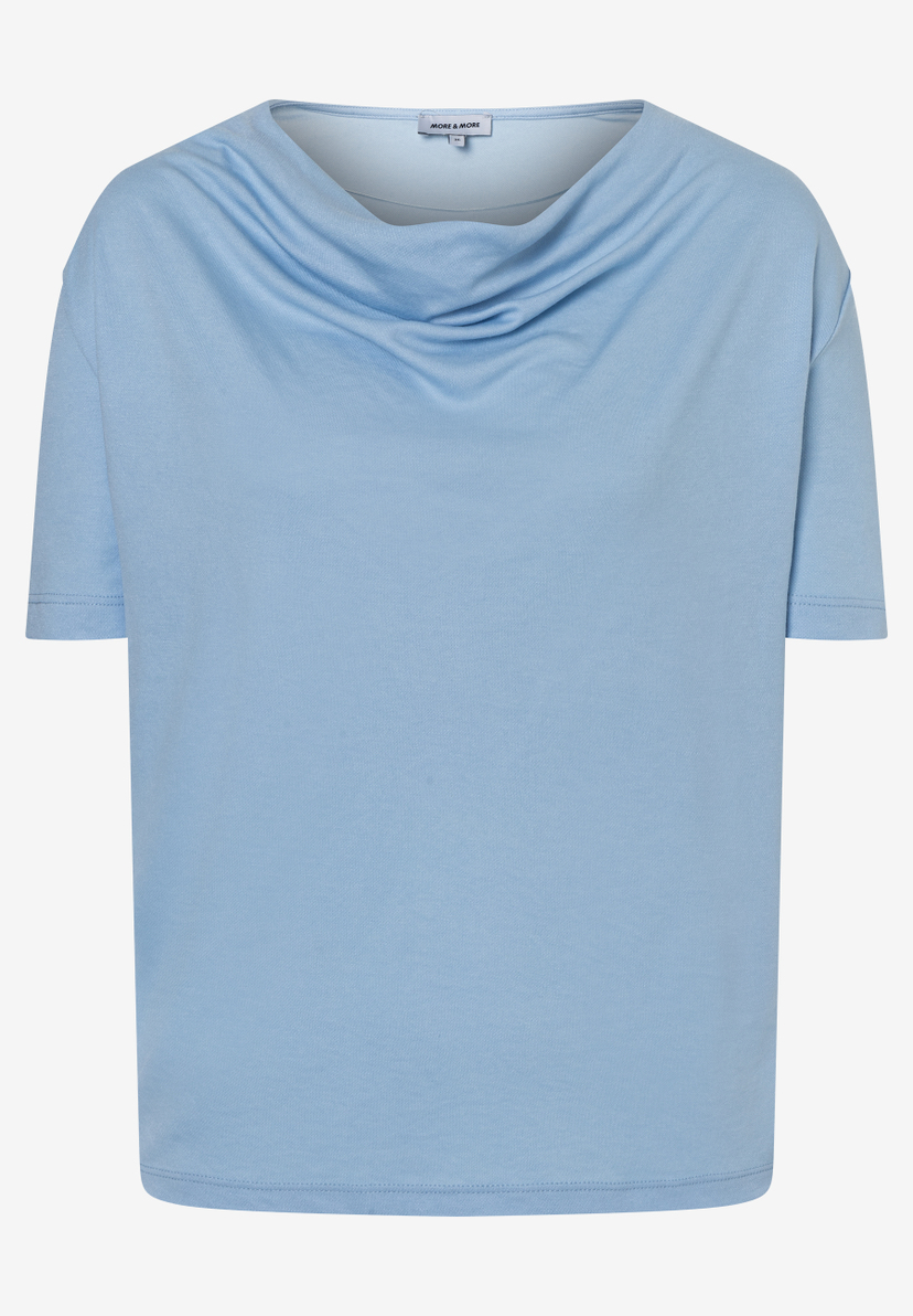 Ein hellblaues MORE & MORE Shirt aus Jersey mit Wasserfallkragen. Ein hellblaues MORE & MORE Shirt aus Jersey mit Wasserfallkragen.