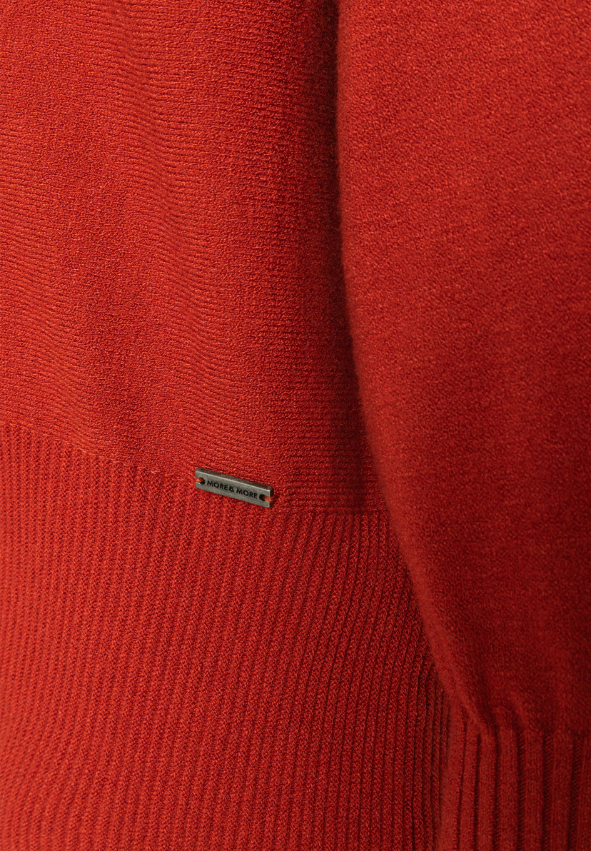 MORE & MORE Feinstrickpullover in Ziegelrot. Der Pullover hat ein geripptes Bündchen und ein kleines Markenlogo aus Metall. MORE & MORE Feinstrickpullover in Ziegelrot. Der Pullover hat ein geripptes Bündchen und ein kleines Markenlogo aus Metall.