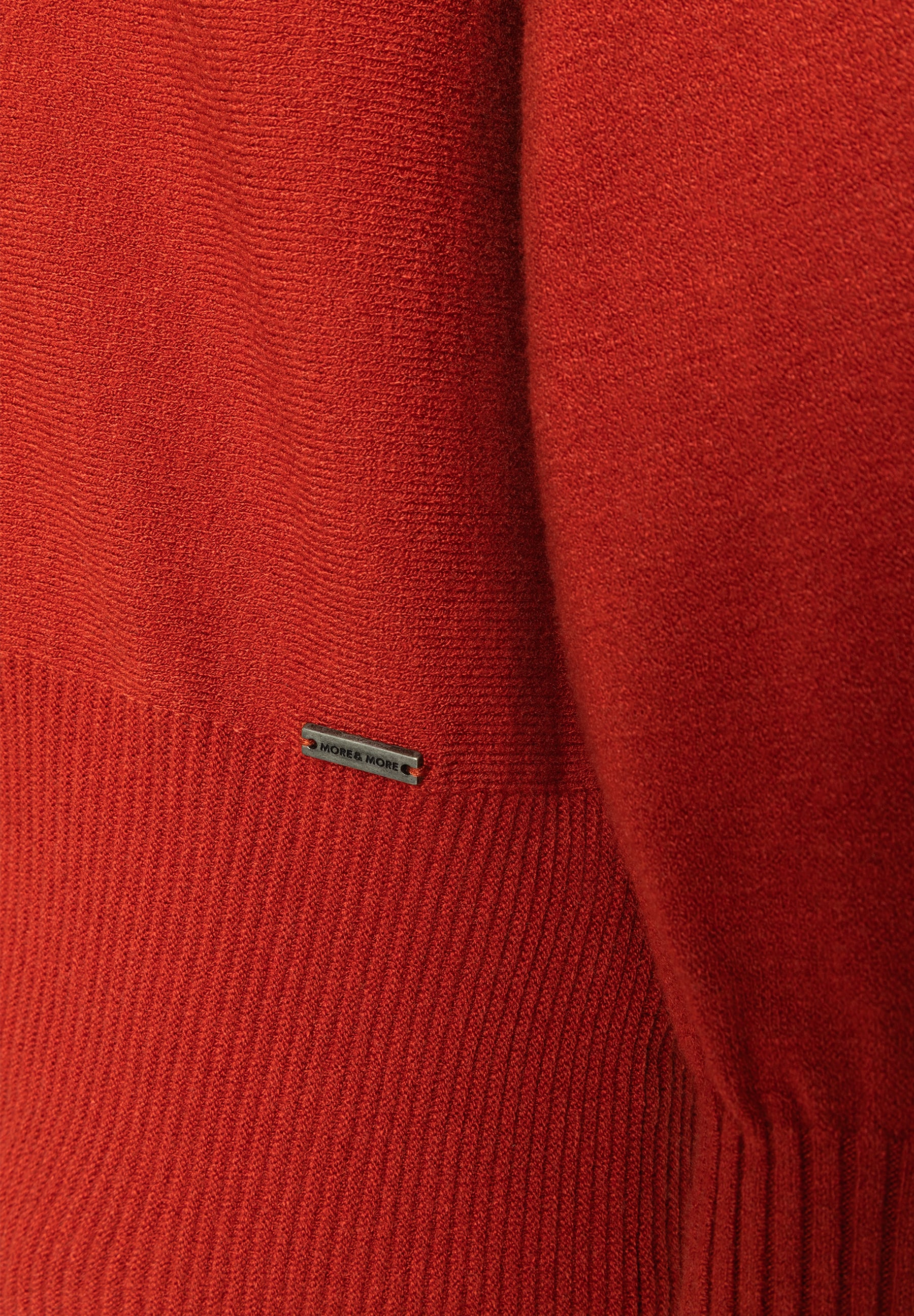 MORE & MORE Feinstrickpullover in Ziegelrot. Der Pullover hat ein geripptes Bündchen und ein kleines Markenlogo aus Metall. MORE & MORE Feinstrickpullover in Ziegelrot. Der Pullover hat ein geripptes Bündchen und ein kleines Markenlogo aus Metall.