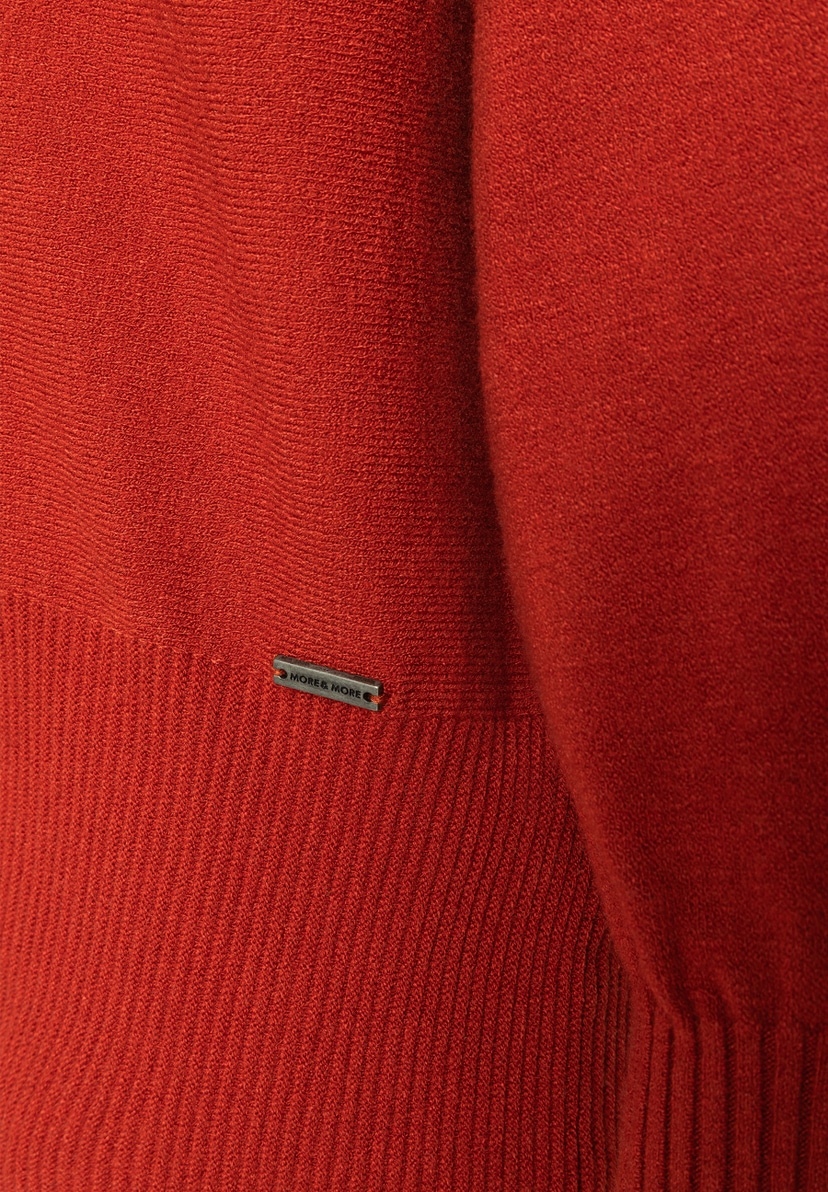 MORE & MORE Feinstrickpullover in Ziegelrot. Der Pullover hat ein geripptes Bündchen und ein kleines Markenlogo aus Metall. MORE & MORE Feinstrickpullover in Ziegelrot. Der Pullover hat ein geripptes Bündchen und ein kleines Markenlogo aus Metall.