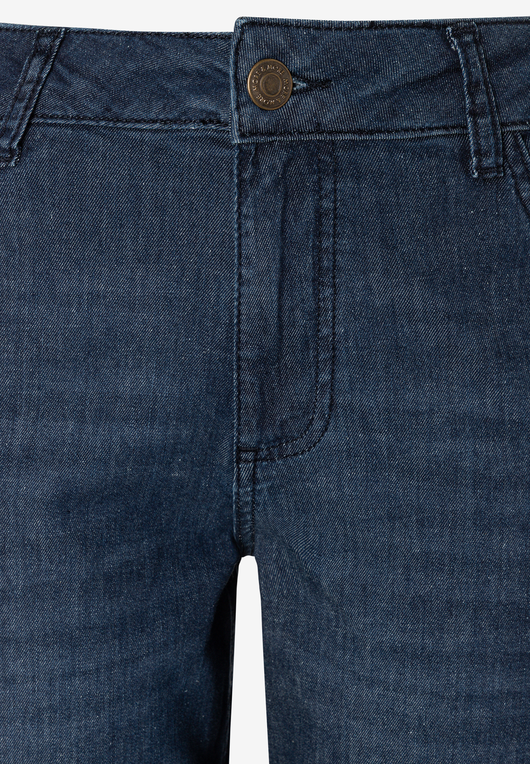 MORE & MORE Jeans: Nahaufnahme einer dunkelblauen Jeans mit sichtbaren Nähten und einem Knopf mit Markenlogo.
