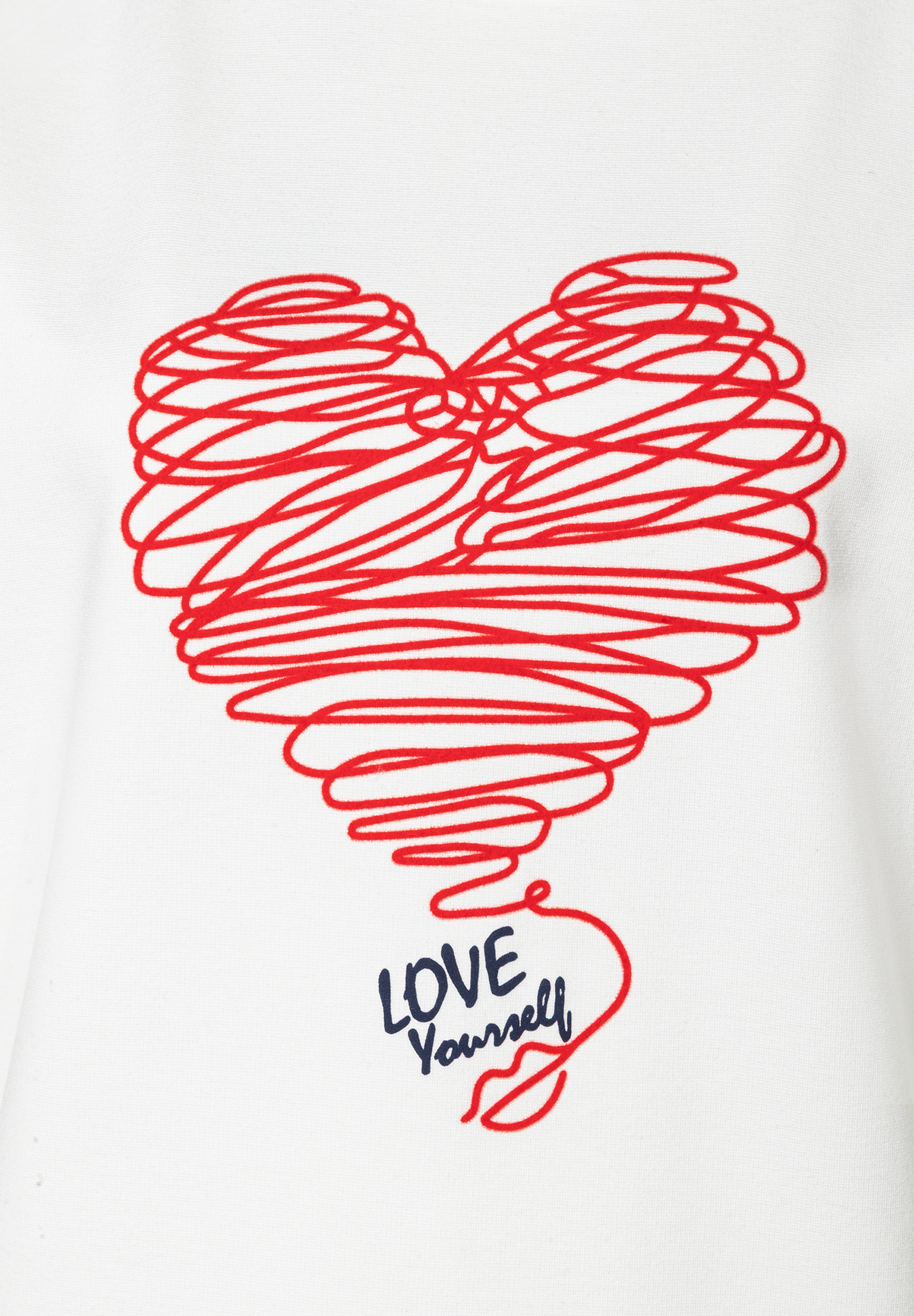Ein MORE & MORE Sweatshirt mit einem roten, gekritzelten Herz und dem Schriftzug "Love Yourself". Ein MORE & MORE Sweatshirt mit einem roten, gekritzelten Herz und dem Schriftzug "Love Yourself".