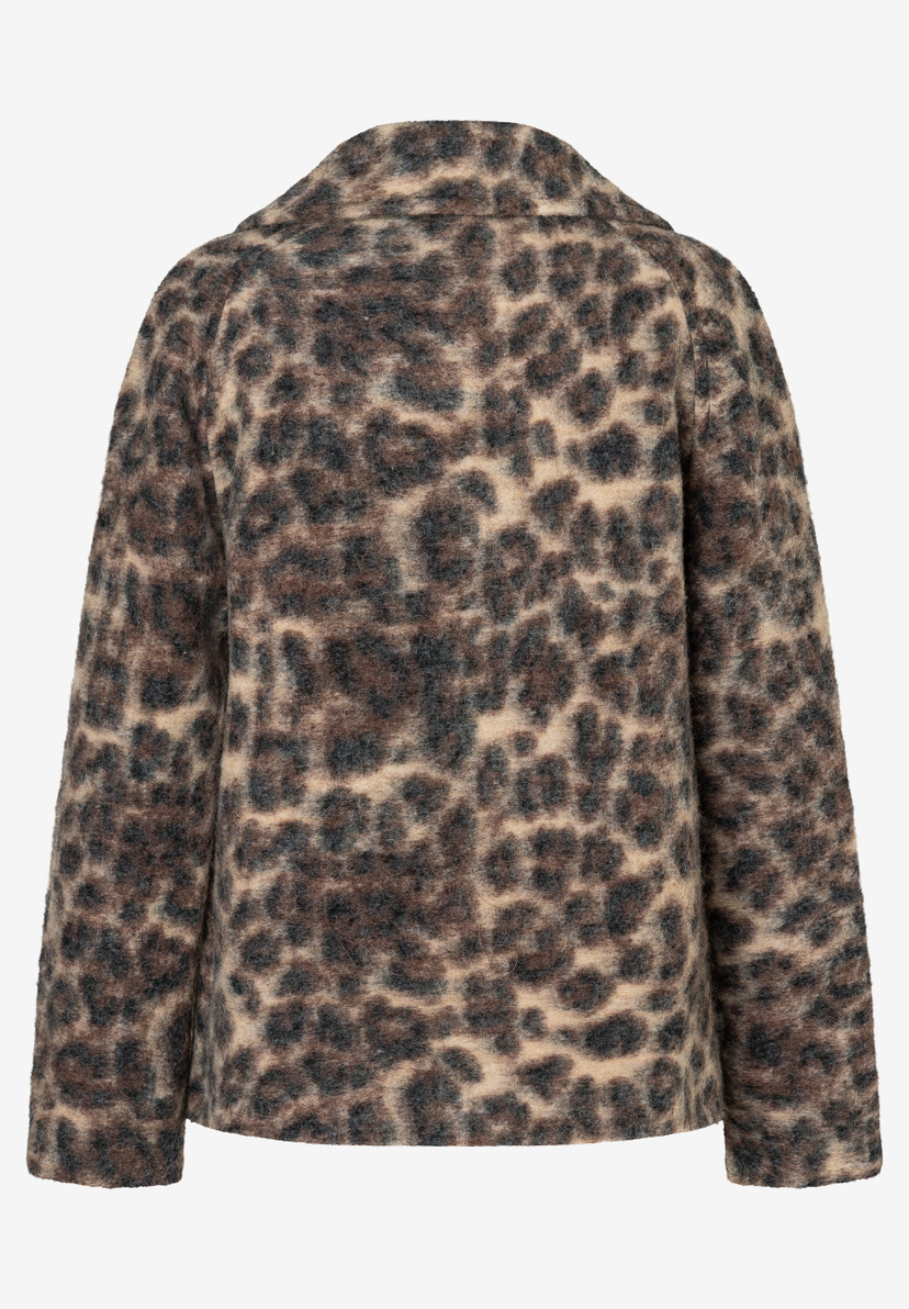 Rückansicht einer MORE & MORE Jacke mit wärmendem Webware-Leopardenmuster. Rückansicht einer MORE & MORE Jacke mit wärmendem Webware-Leopardenmuster.