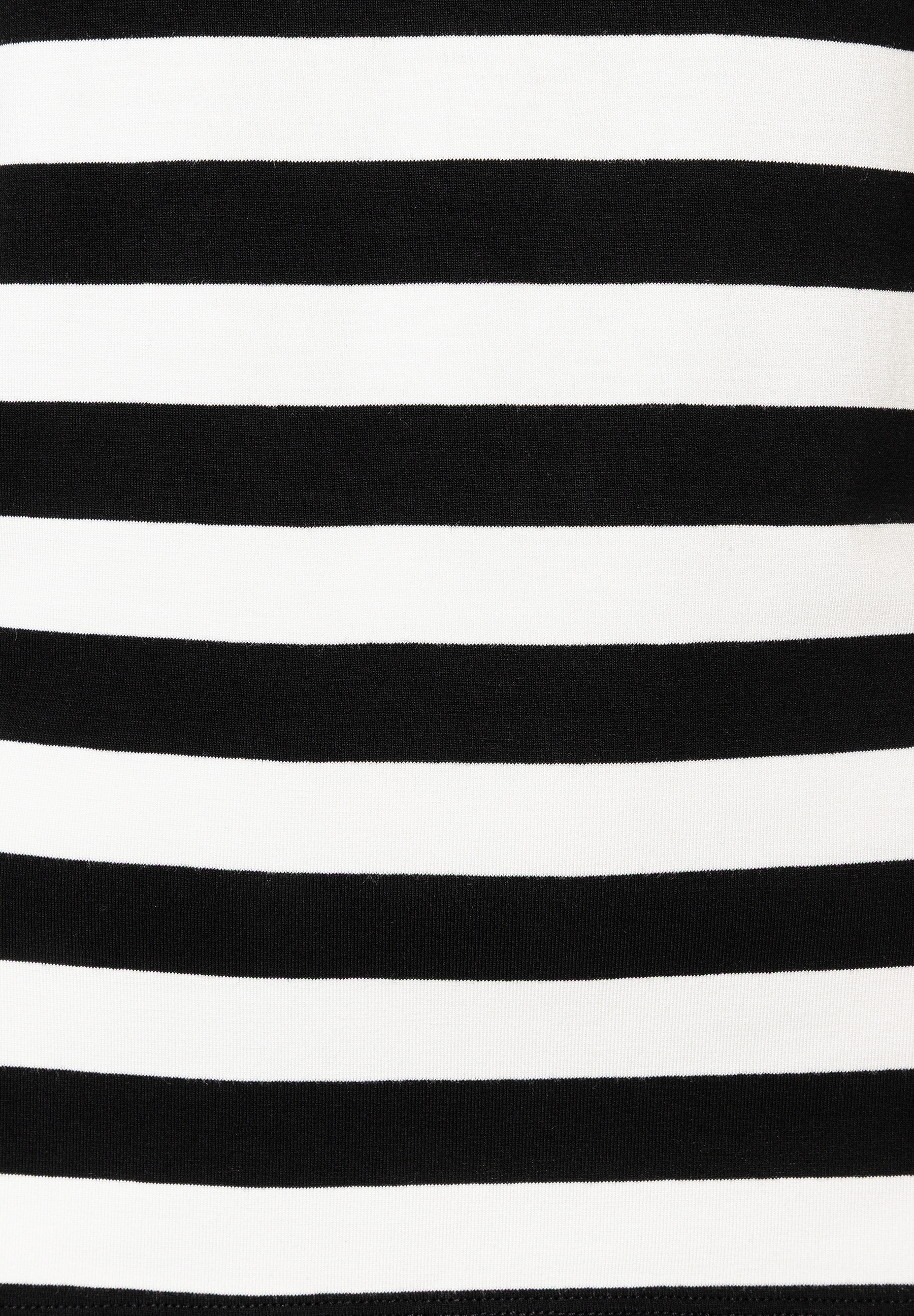 Detailansicht eines MORE & MORE Oberteils mit schwarzen und weißen, horizontalen Streifen. Detailansicht eines MORE & MORE Oberteils mit schwarzen und weißen, horizontalen Streifen.