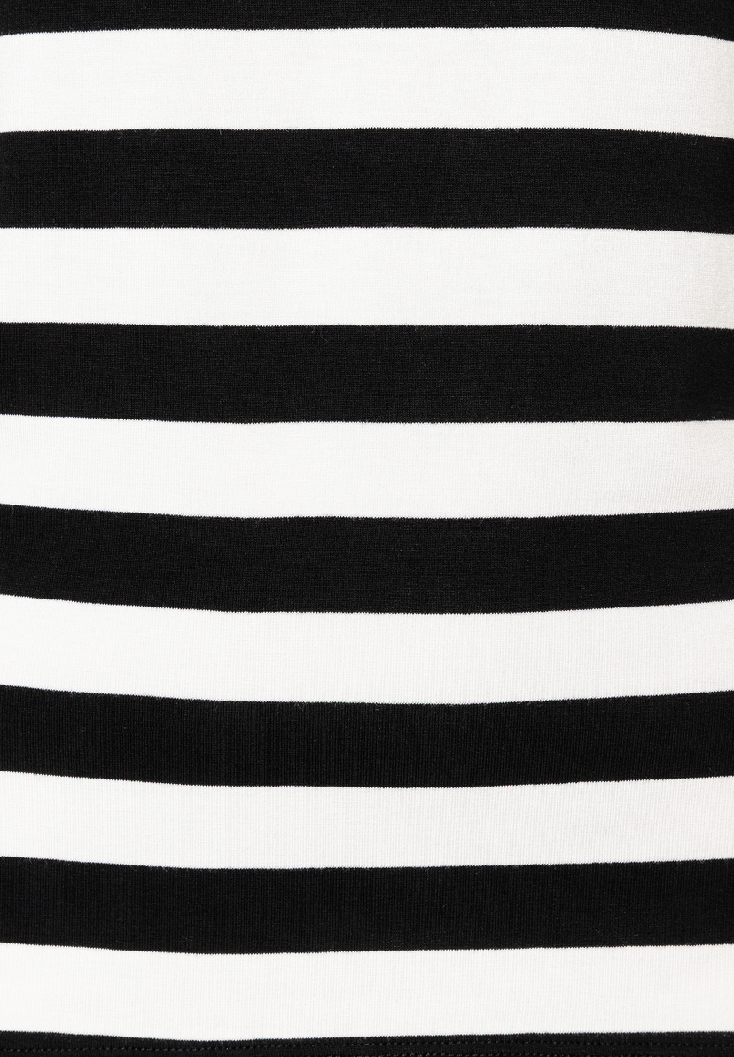 Detailansicht eines MORE & MORE Oberteils mit schwarzen und weißen, horizontalen Streifen. Detailansicht eines MORE & MORE Oberteils mit schwarzen und weißen, horizontalen Streifen.