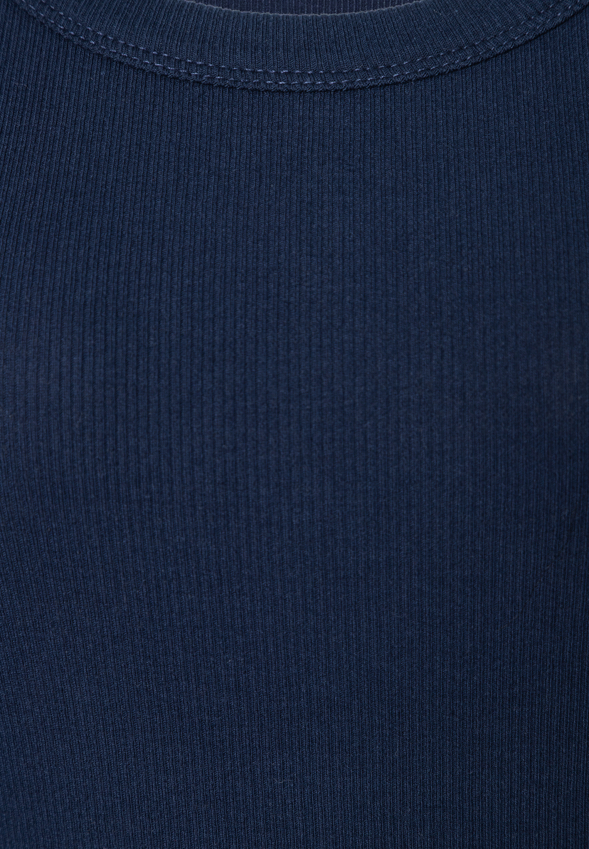 Nahaufnahme des gerippten Stoffes eines marineblauen MORE & MORE Oberteils. Nahaufnahme des gerippten Stoffes eines marineblauen MORE & MORE Oberteils.