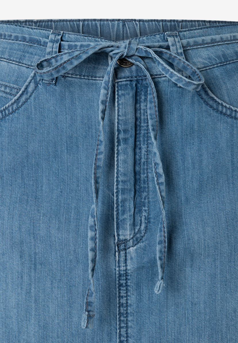 Nahaufnahme eines MORE & MORE Jeansrocks mit Kordelzug in der Taille.