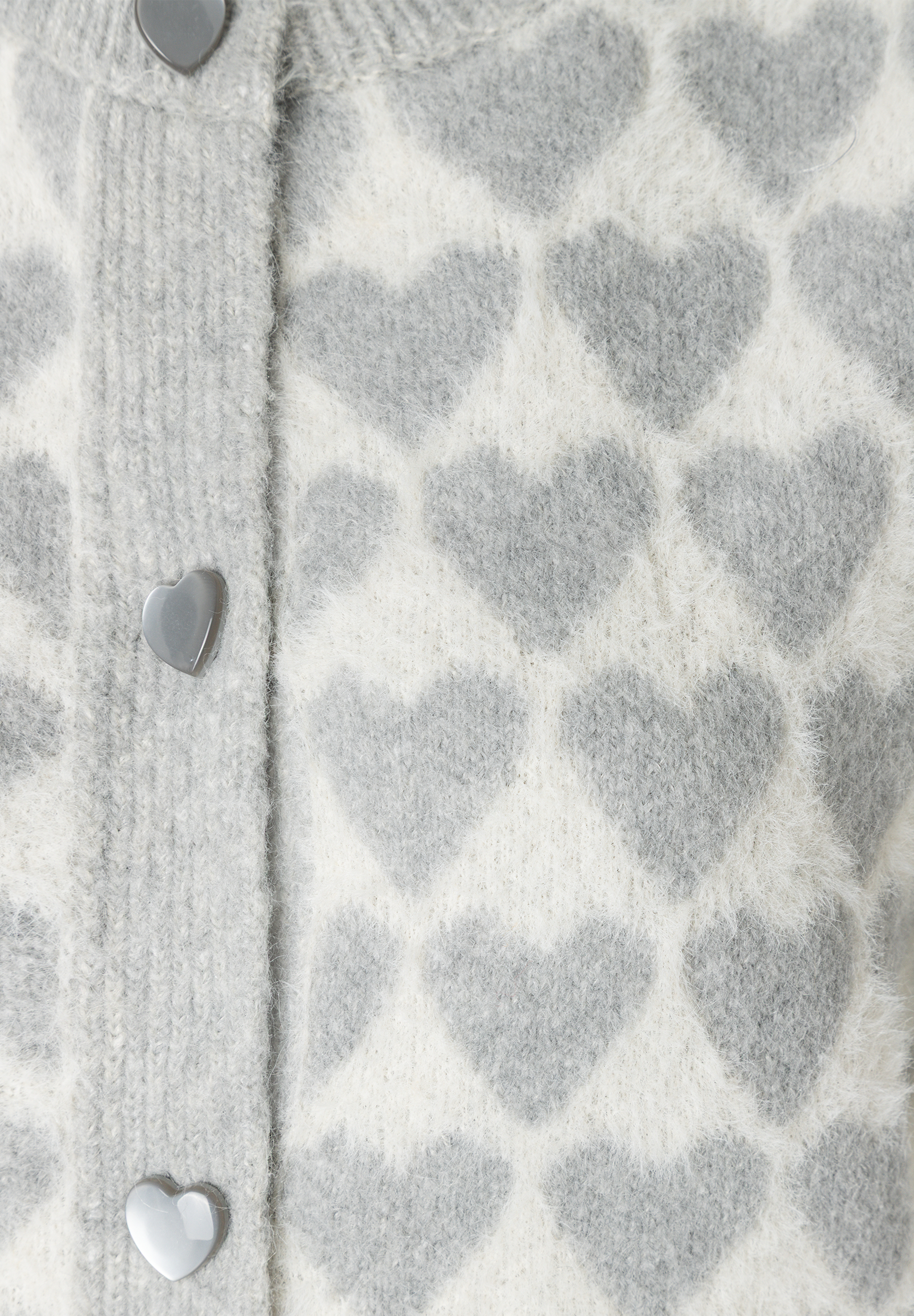 MORE & MORE Pullover & Strickwaren: Weicher Strick-Cardigan mit Herz-Knöpfen und Allover-Muster aus grau-weißen Herzen. MORE & MORE Pullover & Strickwaren: Weicher Strick-Cardigan mit Herz-Knöpfen und Allover-Muster aus grau-weißen Herzen.