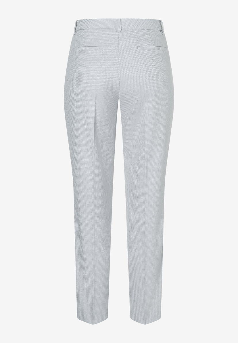 Die MORE & MORE Hose/Jeans in Piqué- und Stretch-Qualität von hinten zeigt zwei Gesäßtaschen und einen hellen Farbton. Die MORE & MORE Hose/Jeans in Piqué- und Stretch-Qualität von hinten zeigt zwei Gesäßtaschen und einen hellen Farbton.