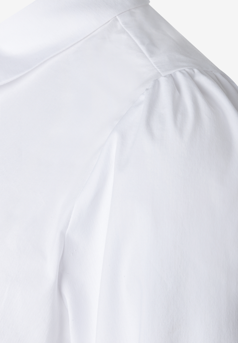 MORE & MORE Bluse: Eine Nahaufnahme des Oberteils einer weißen Bluse mit dezenten Falten an den Schultern.