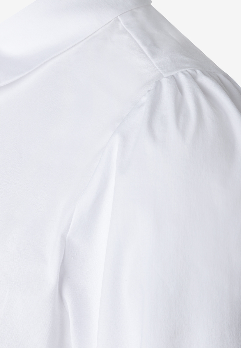 MORE & MORE Bluse: Eine Nahaufnahme des Oberteils einer weißen Bluse mit dezenten Falten an den Schultern. MORE & MORE Bluse: Eine Nahaufnahme des Oberteils einer weißen Bluse mit dezenten Falten an den Schultern.
