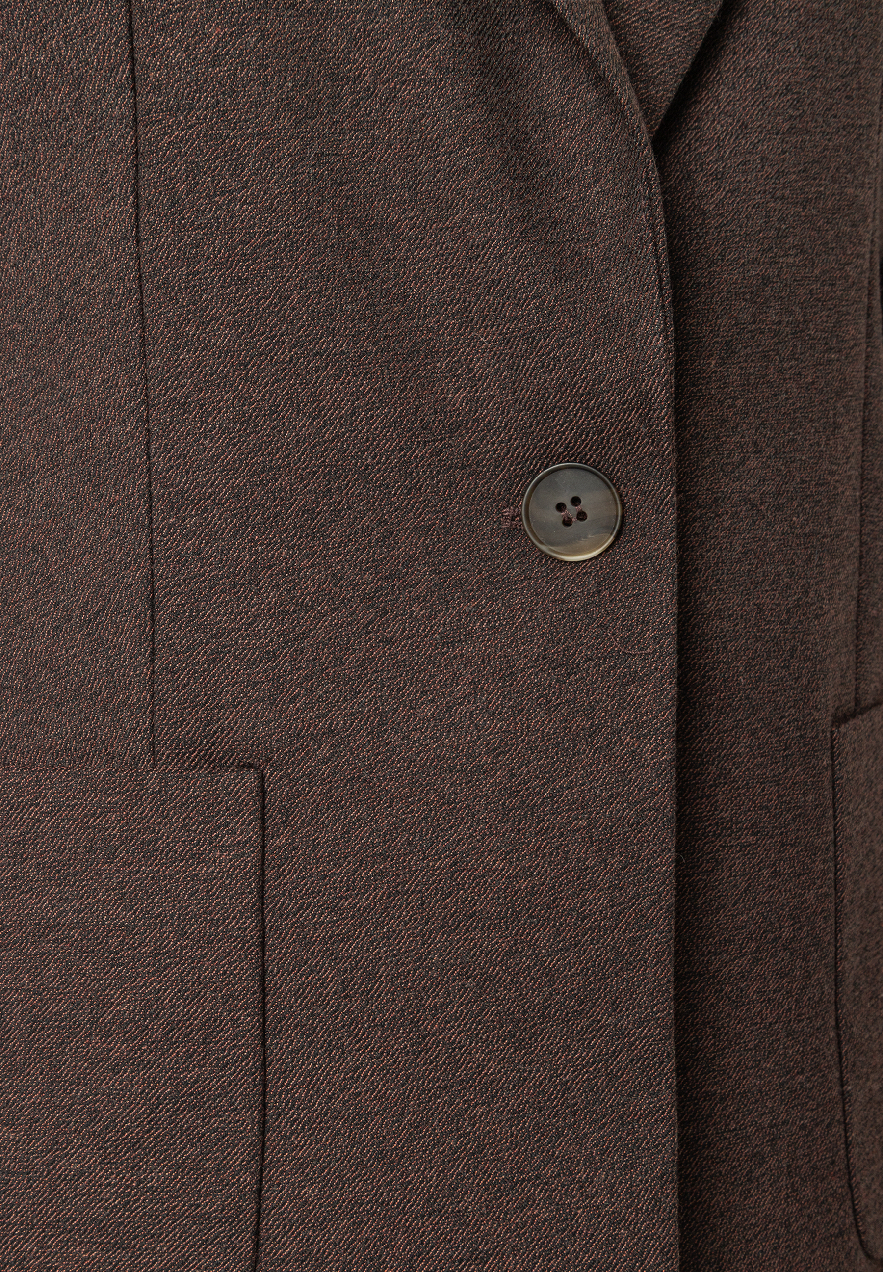 MORE & MORE Blazer: Nahaufnahme eines braunen Blazers mit Knopfverschluss und zwei aufgesetzten Taschen. Feine Textur des Stoffes.