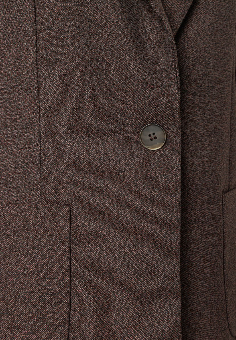 MORE & MORE Blazer: Nahaufnahme eines braunen Blazers mit Knopfverschluss und zwei aufgesetzten Taschen. Feine Textur des Stoffes.