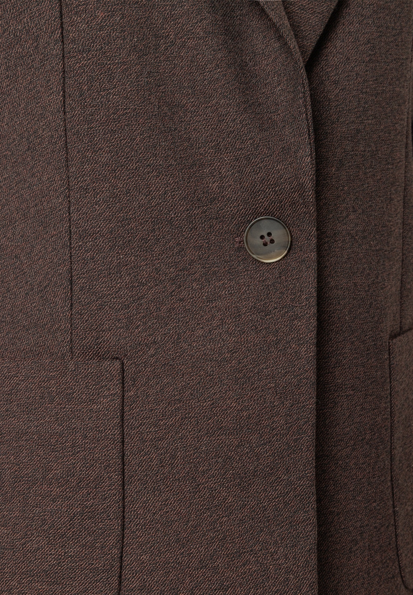 MORE & MORE Blazer: Nahaufnahme eines braunen Blazers mit Knopfverschluss und zwei aufgesetzten Taschen. Feine Textur des Stoffes. MORE & MORE Blazer: Nahaufnahme eines braunen Blazers mit Knopfverschluss und zwei aufgesetzten Taschen. Feine Textur des Stoffes.