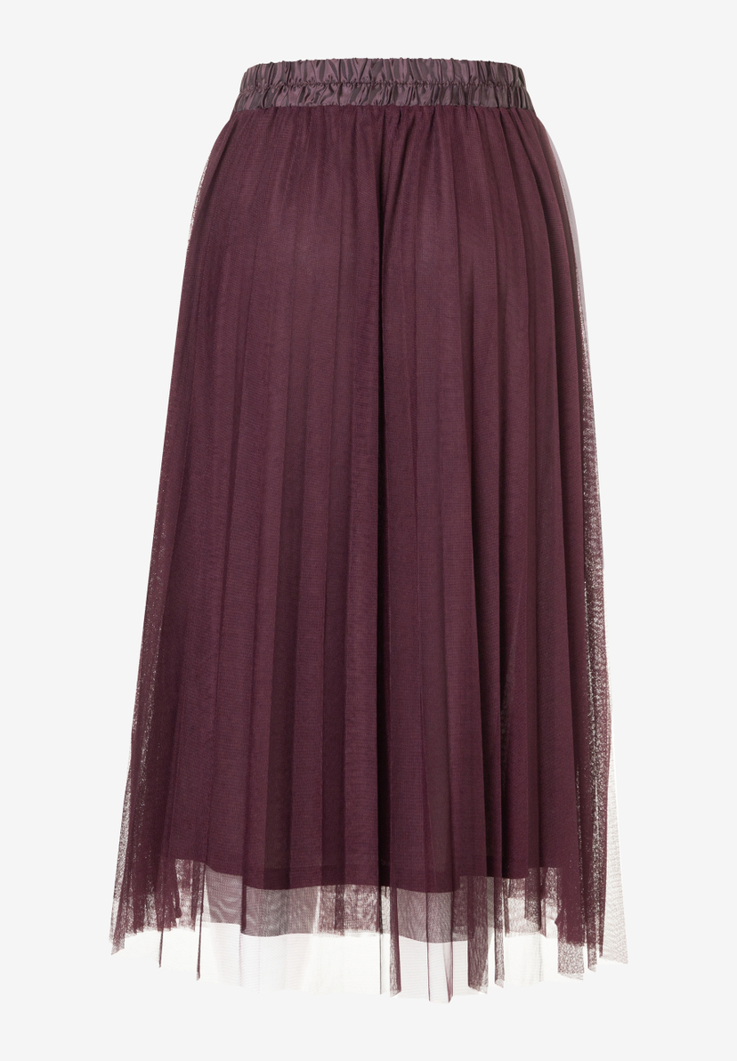 Ein elastischer MORE & MORE Rock aus Mesh-Material in Aubergine mit Faltenwurf. Ein elastischer MORE & MORE Rock aus Mesh-Material in Aubergine mit Faltenwurf.