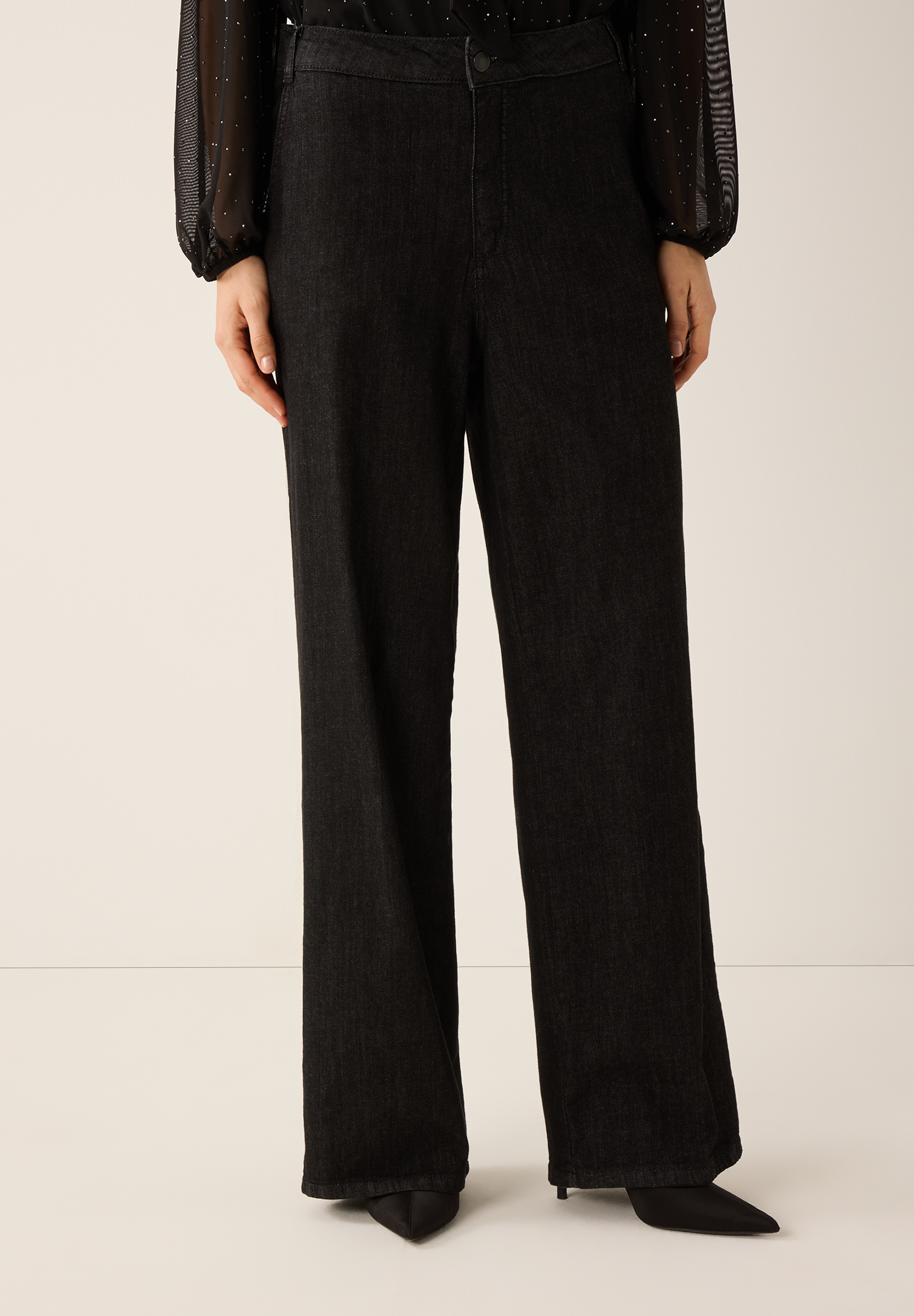 Schwarze MORE & MORE Jeanshose aus Denim mit weitem Bein und bequemem, elastischem Material.