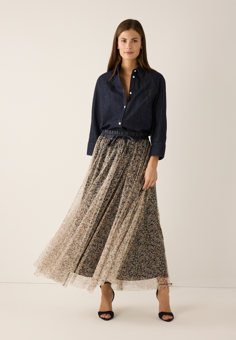 Eine Frau in MORE & MORE Bluse und Rock, dazu passende High Heels. Eine Frau in MORE & MORE Bluse und Rock, dazu passende High Heels.