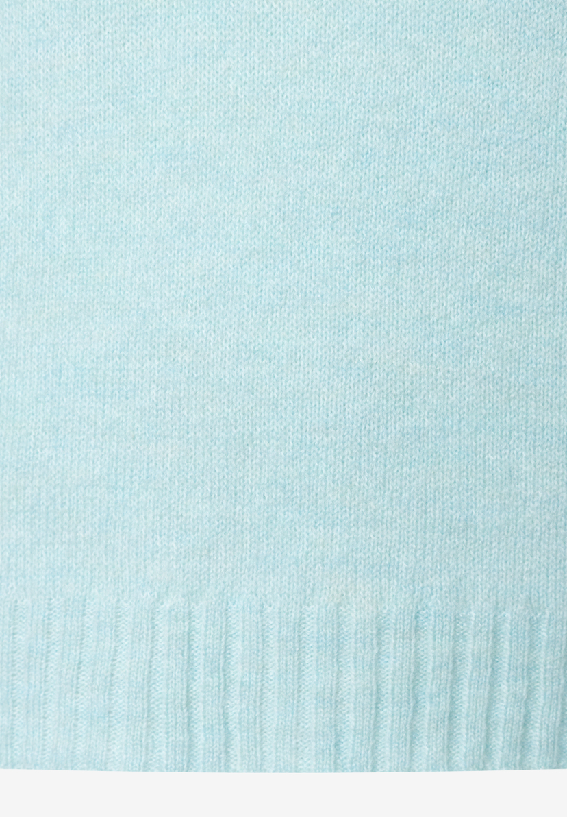 Nahaufnahme eines hellblauen Strick-Pullovers von MORE & MORE mit weichem Griff. Nahaufnahme eines hellblauen Strick-Pullovers von MORE & MORE mit weichem Griff.
