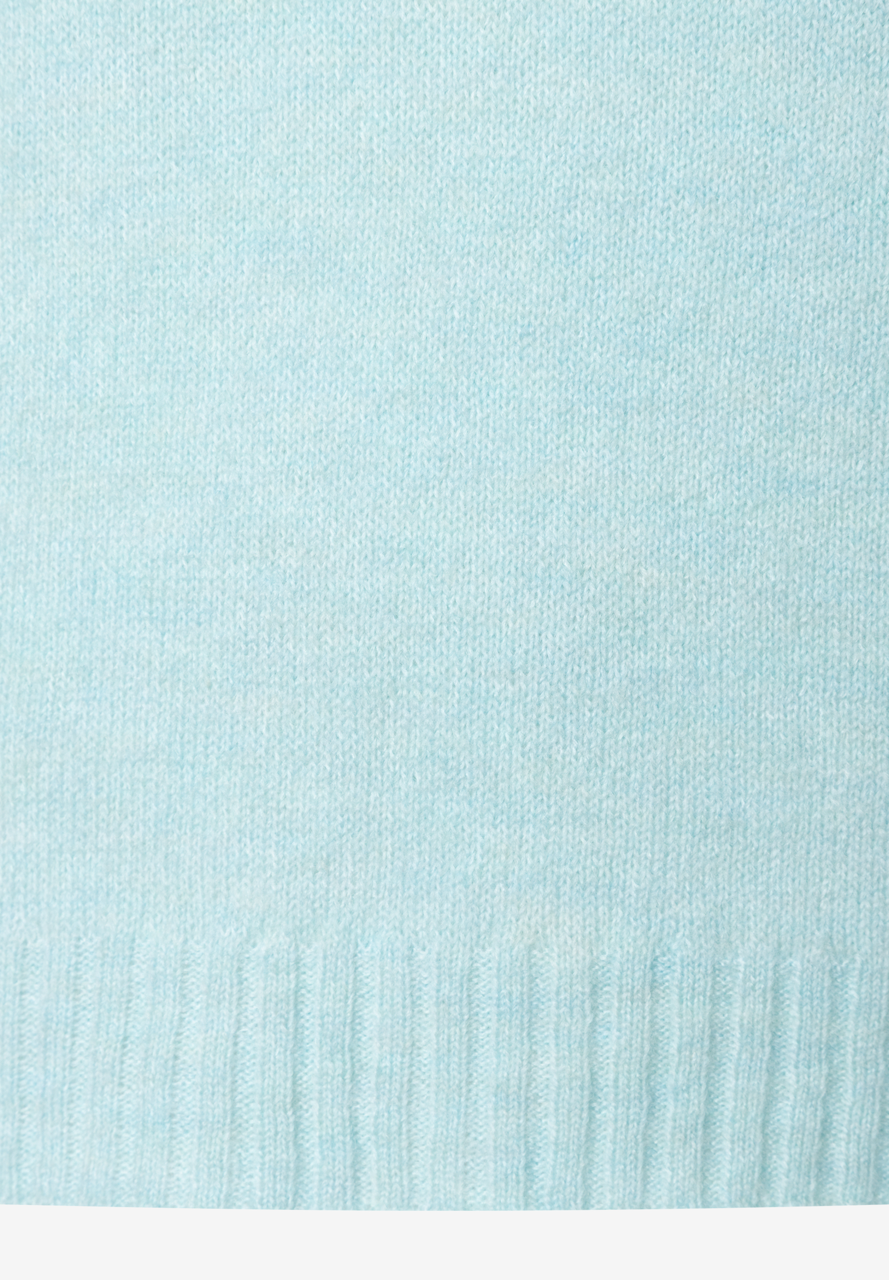 Nahaufnahme eines hellblauen Strick-Pullovers von MORE & MORE mit weichem Griff. Nahaufnahme eines hellblauen Strick-Pullovers von MORE & MORE mit weichem Griff.