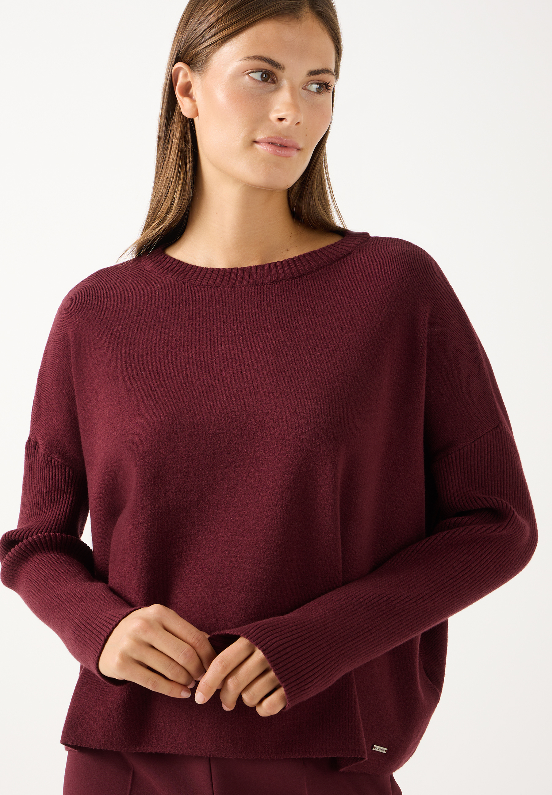 MORE & MORE Feinstrick-Pullover in Schwarz. Das Model trägt ein angenehm weiches, elastisches Oberteil aus Feinstrick.