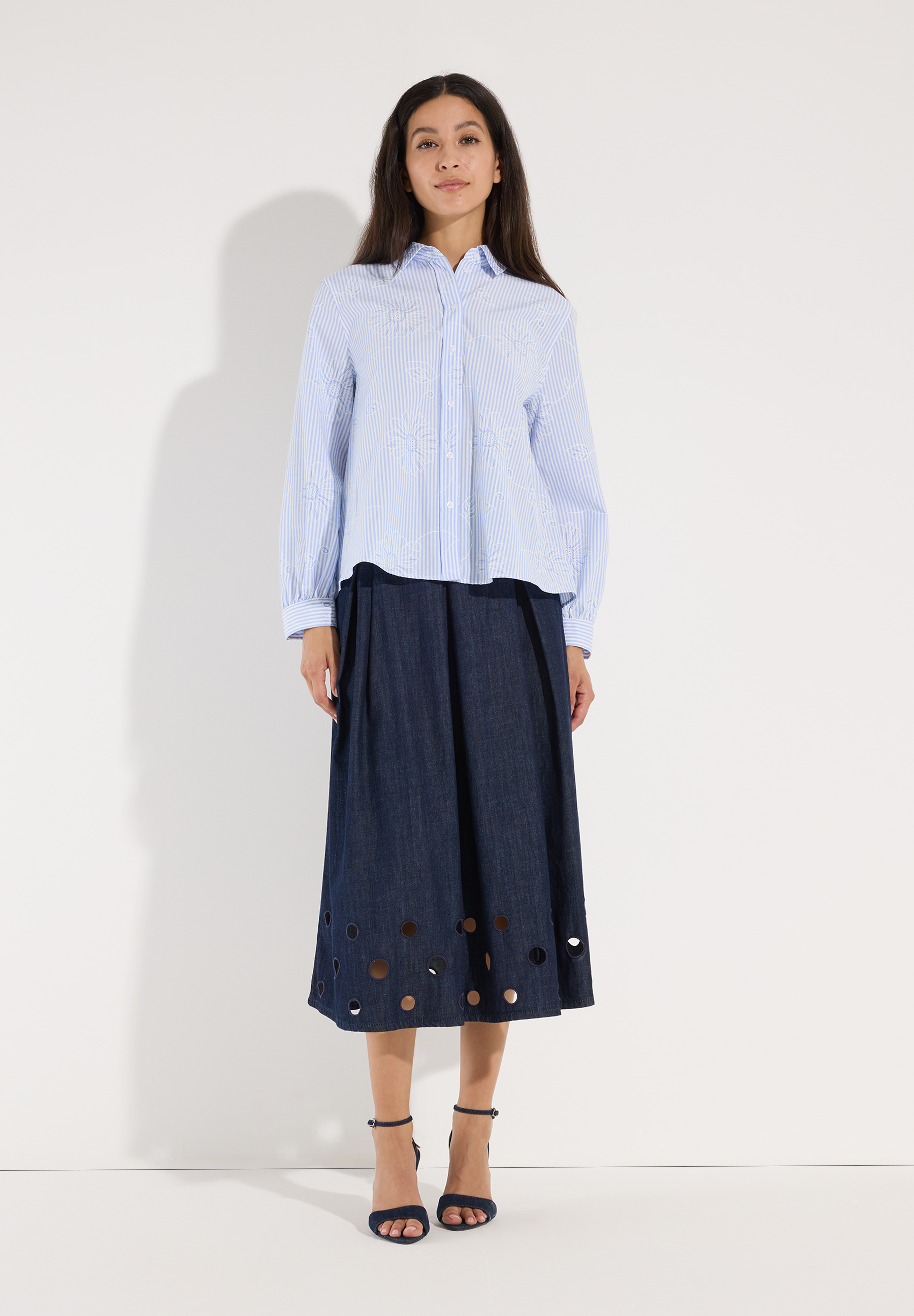 MORE & MORE Popeline-Bluse aus Baumwollmischung: eine elegante und bequeme Wahl für jeden Anlass. MORE & MORE Popeline-Bluse aus Baumwollmischung: eine elegante und bequeme Wahl für jeden Anlass.