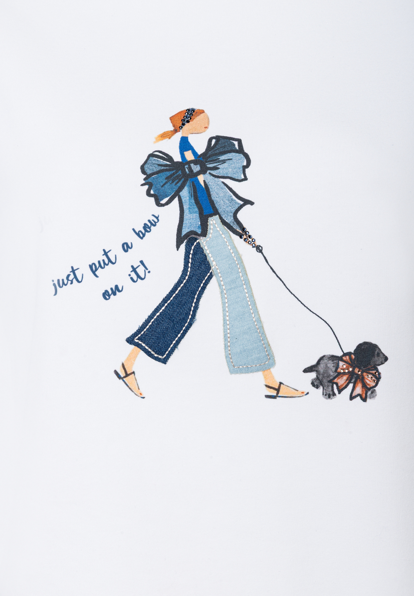 MORE & MORE Oberteil: Weibliche Figur aus Stoffapplikationen und Schleifen, die mit Hund spaziert, dazu Schriftzug. MORE & MORE Oberteil: Weibliche Figur aus Stoffapplikationen und Schleifen, die mit Hund spaziert, dazu Schriftzug.