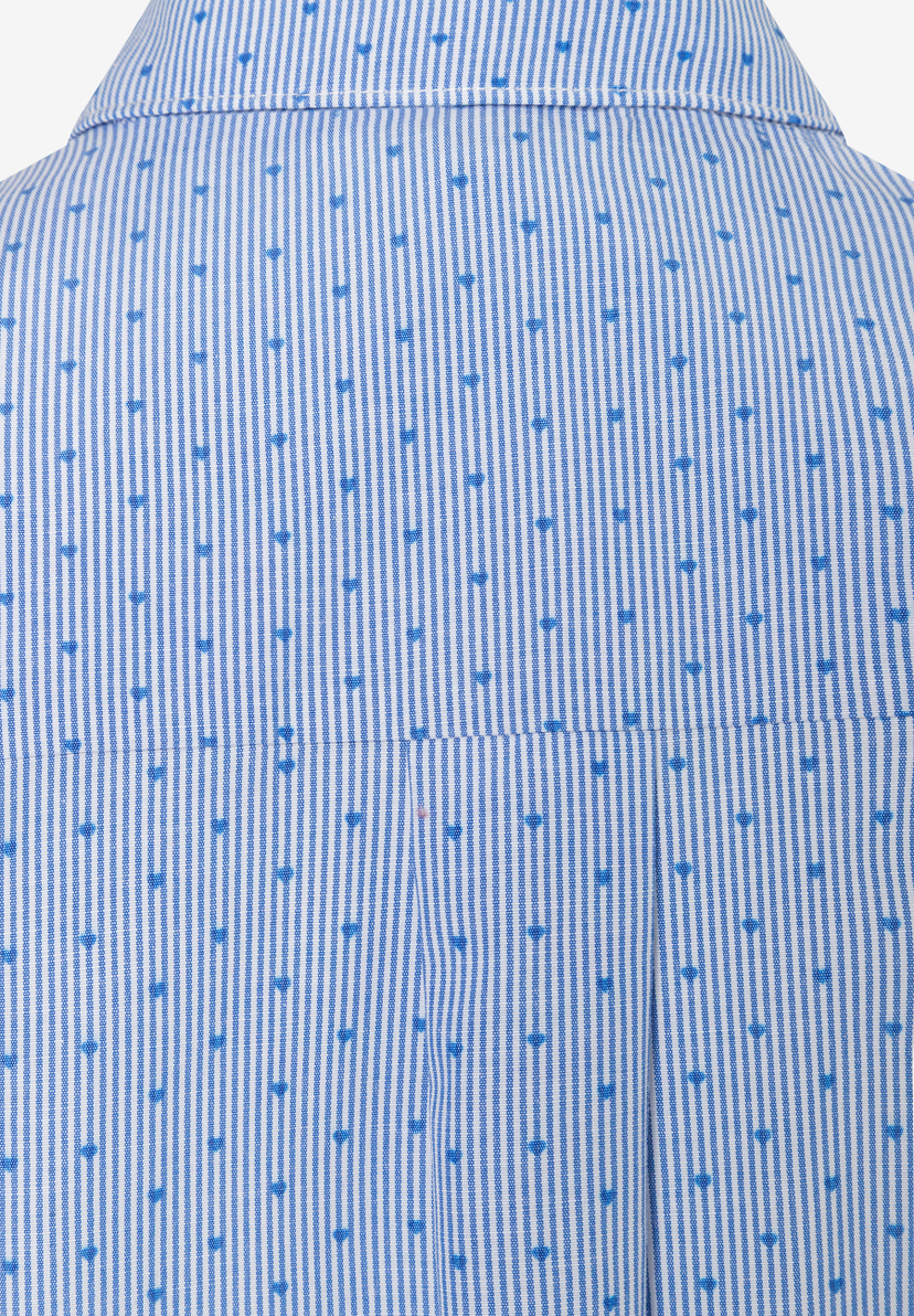 Nahaufnahme einer MORE & MORE Bluse mit blau-weißem Streifenmuster und kleinen, blauen Herzchen. Nahaufnahme einer MORE & MORE Bluse mit blau-weißem Streifenmuster und kleinen, blauen Herzchen.