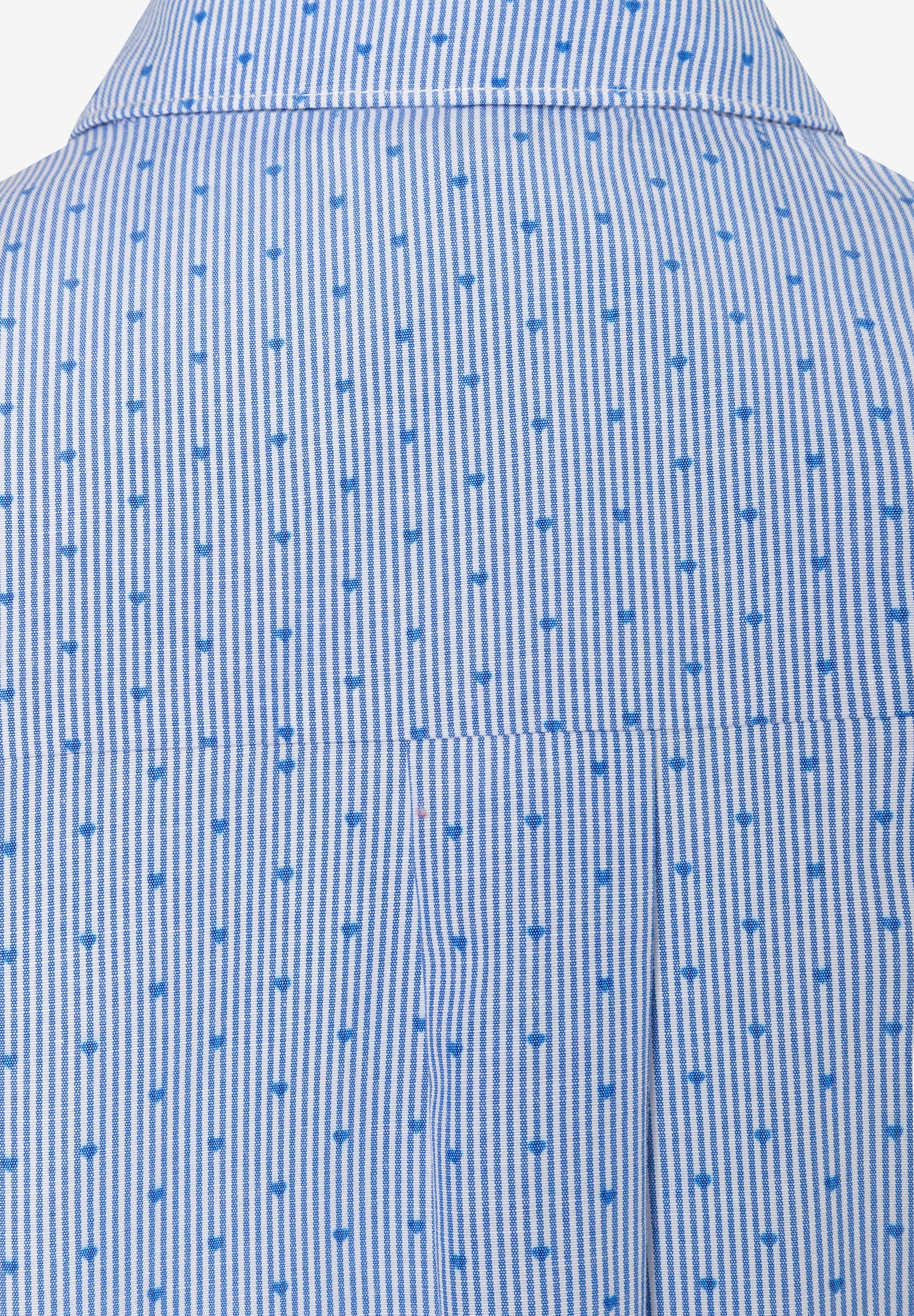 Nahaufnahme einer MORE & MORE Bluse mit blau-weißem Streifenmuster und kleinen, blauen Herzchen. Nahaufnahme einer MORE & MORE Bluse mit blau-weißem Streifenmuster und kleinen, blauen Herzchen.
