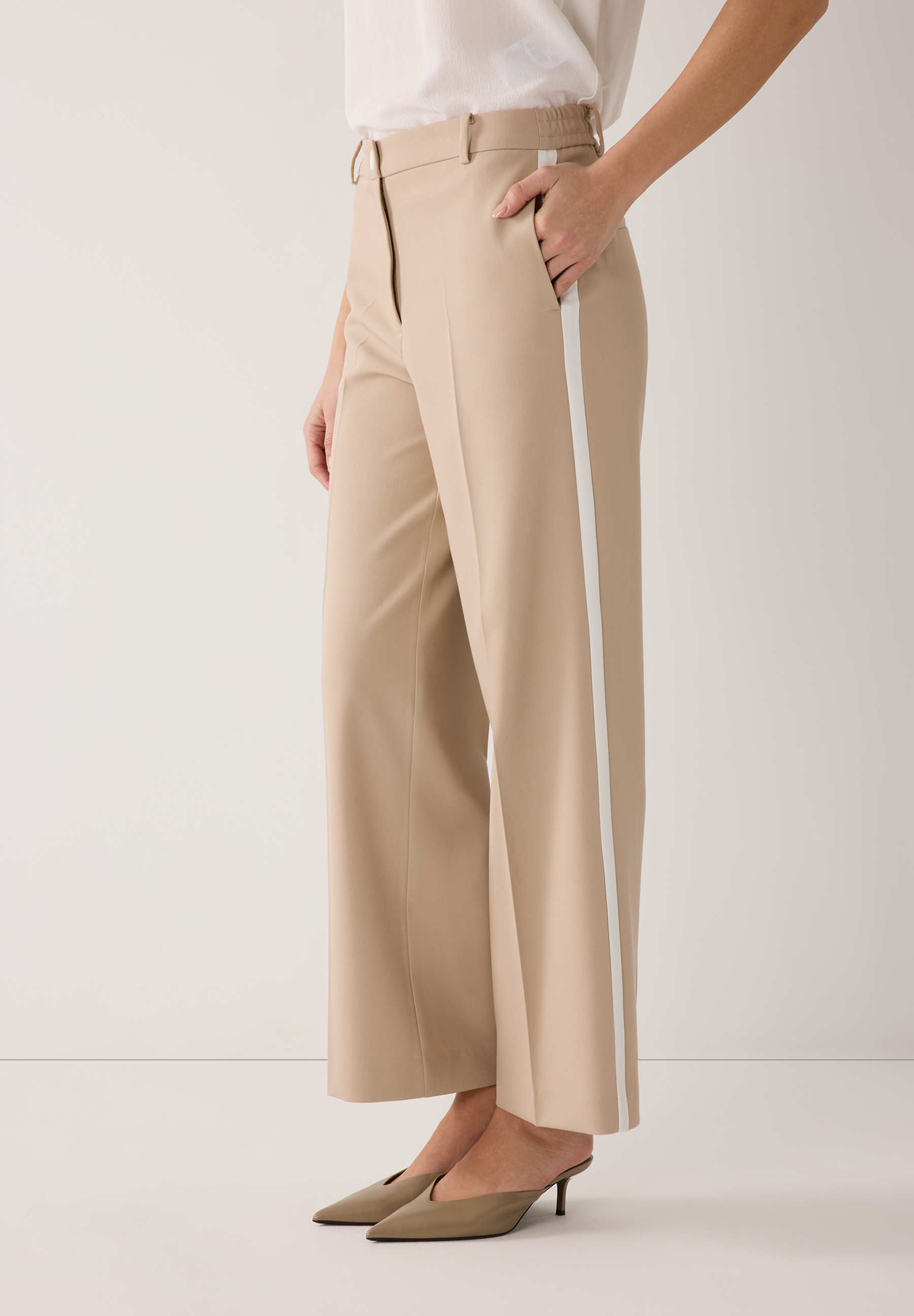 Beige MORE & MORE Hose mit weißem Seitenstreifen, fließend und angenehm zu tragen.