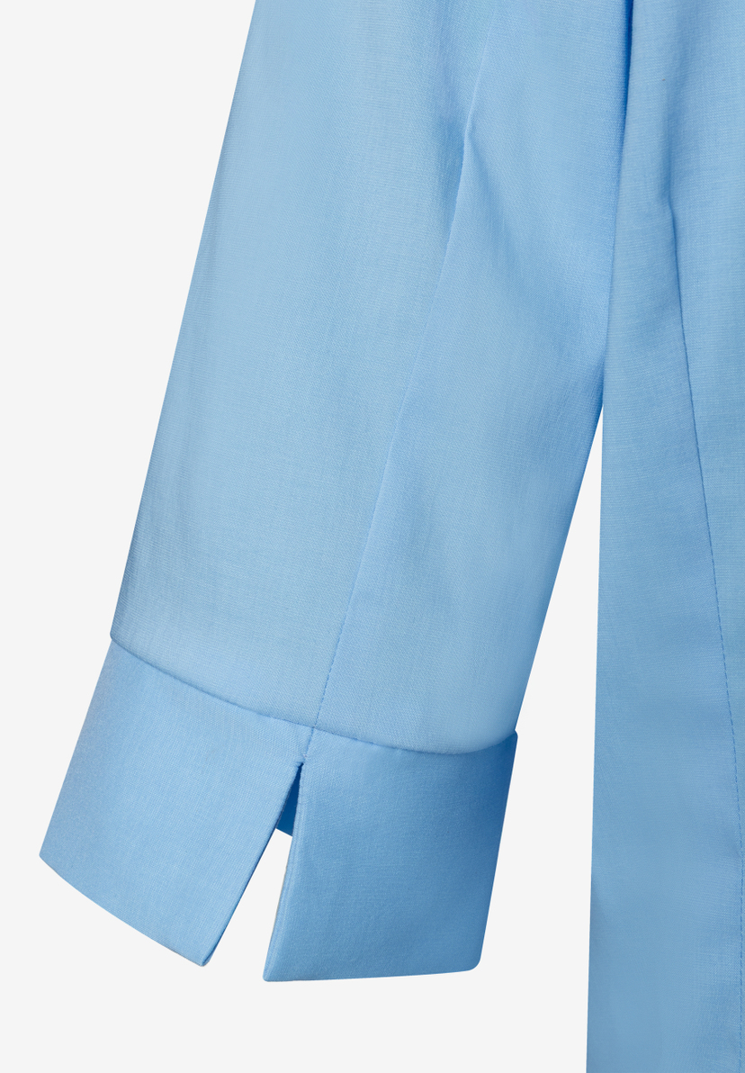 Nahaufnahme eines hellblauen MORE & MORE Blusenarms aus Popeline mit Schlitz am Ärmelende.