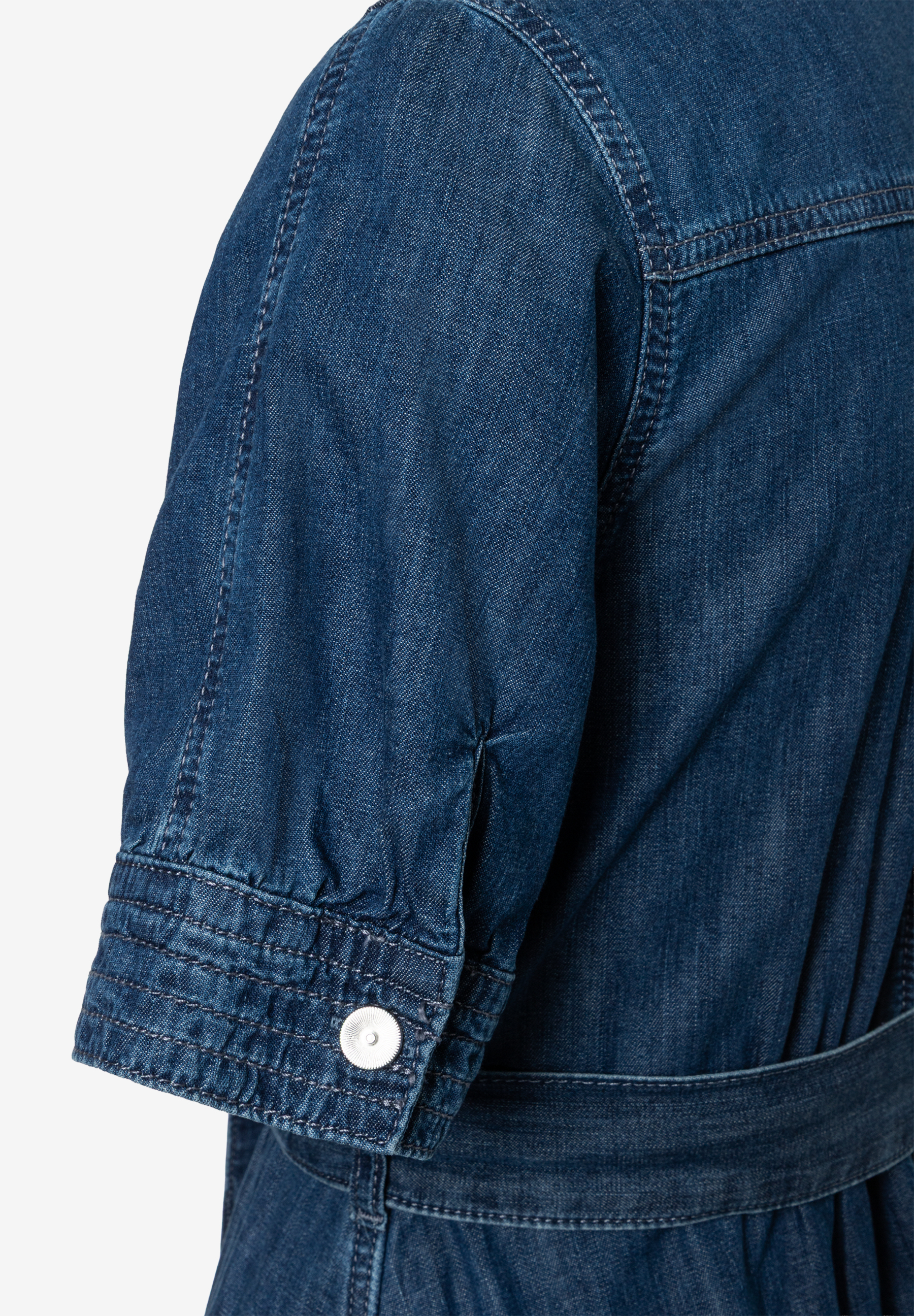Detailaufnahme eines Denim-Oberteils von MORE & MORE, das einen angenehmen Tragekomfort verspricht. Detailaufnahme eines Denim-Oberteils von MORE & MORE, das einen angenehmen Tragekomfort verspricht.