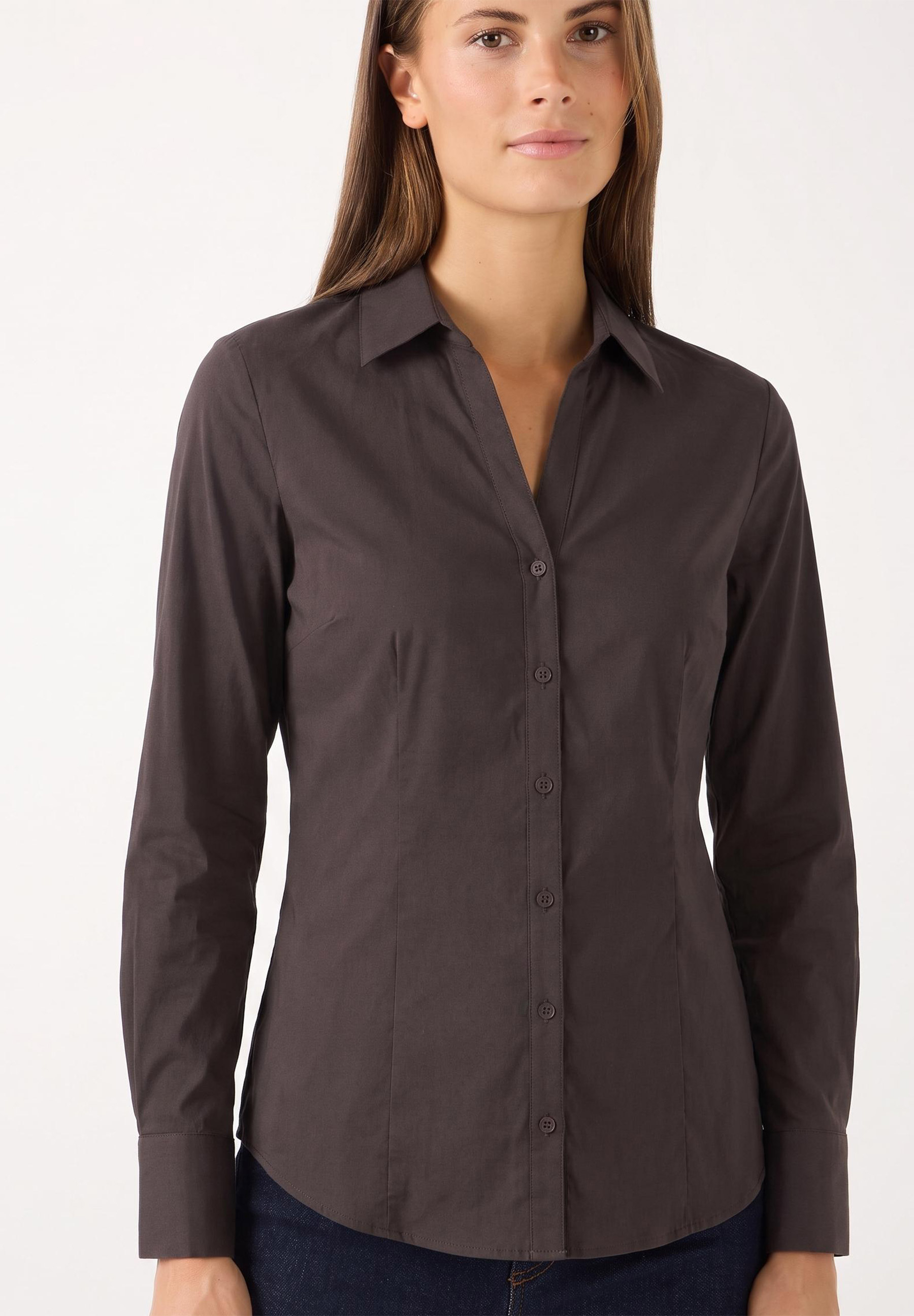 MORE & MORE Popeline Bluse in Dunkelbraun, taillierter Schnitt, durchgehende Knopfleiste, hoher Tragekomfort.