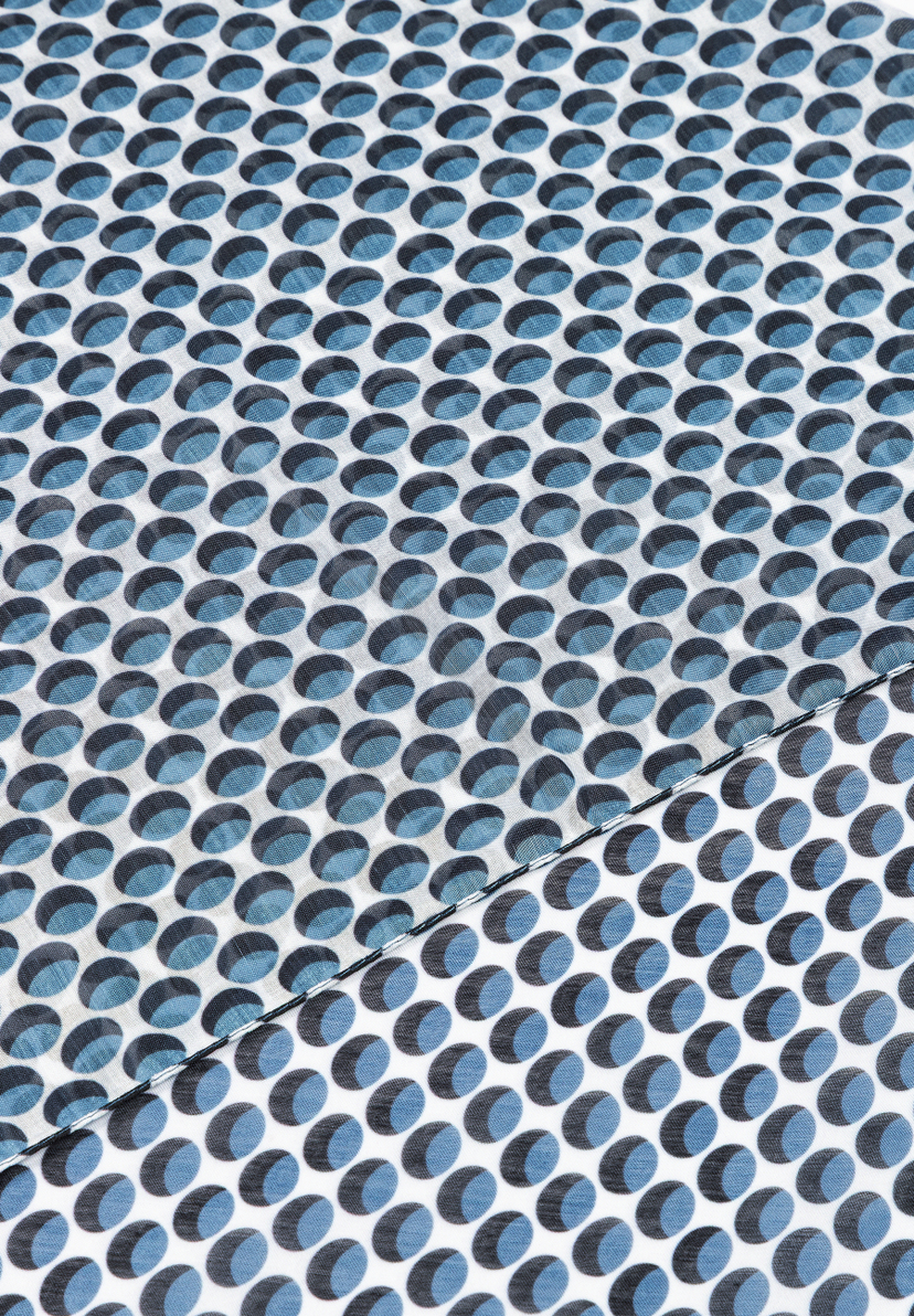 Ein MORE & MORE Accessoire mit blau-schwarzem Punktmuster auf weißem Grund, diagonal geteilt. Ein MORE & MORE Accessoire mit blau-schwarzem Punktmuster auf weißem Grund, diagonal geteilt.