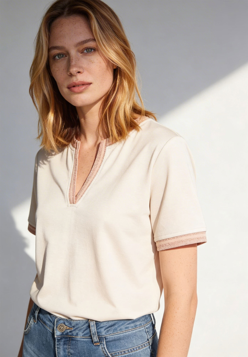 Eine Frau mit einem Jersey-Oberteil von MORE & MORE vor weißem Hintergrund. Eine Frau mit einem Jersey-Oberteil von MORE & MORE vor weißem Hintergrund.