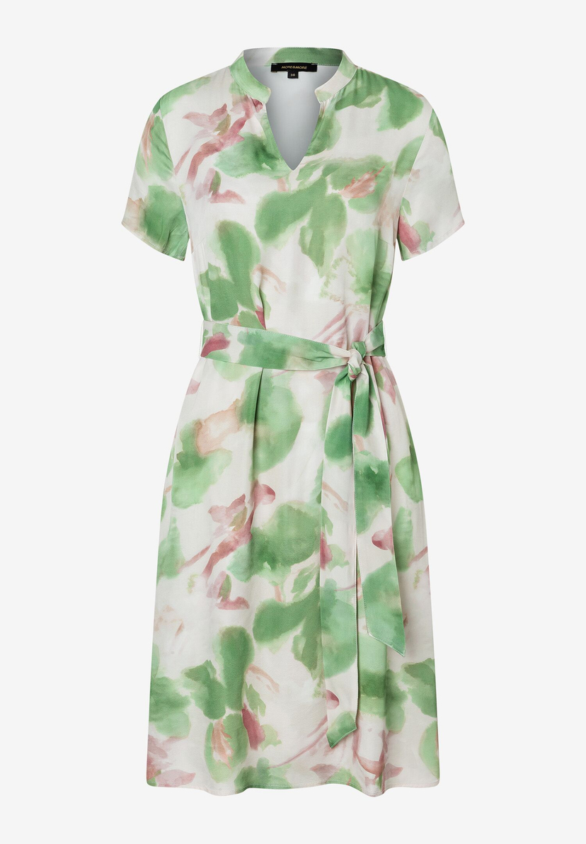 Ein MORE & MORE Kleid mit grünen und rosa Blättern und einem Bindegürtel. Ein MORE & MORE Kleid mit grünen und rosa Blättern und einem Bindegürtel.