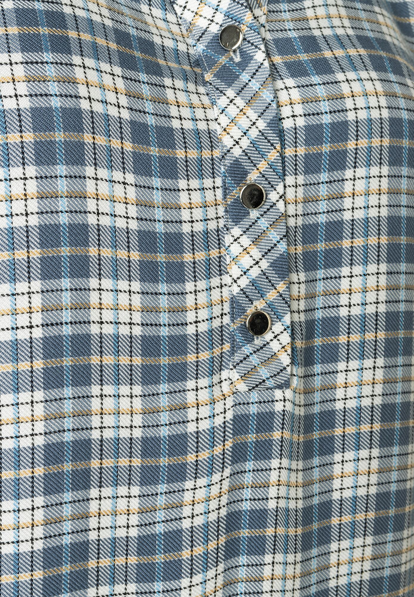 Nahaufnahme einer karierten MORE & MORE Bluse mit Knopfleiste. Nahaufnahme einer karierten MORE & MORE Bluse mit Knopfleiste.