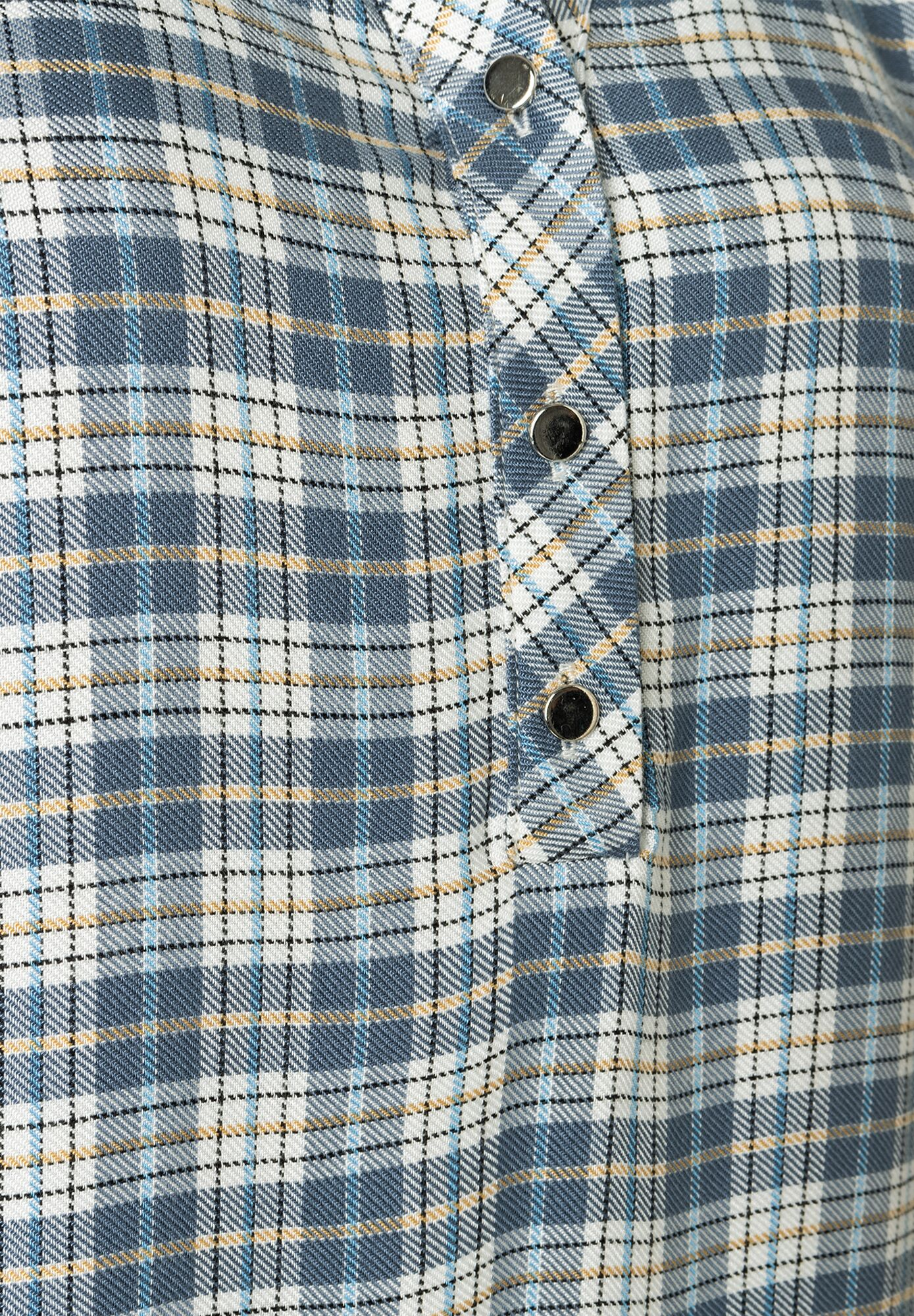 Nahaufnahme einer karierten MORE & MORE Bluse mit Knopfleiste. Nahaufnahme einer karierten MORE & MORE Bluse mit Knopfleiste.