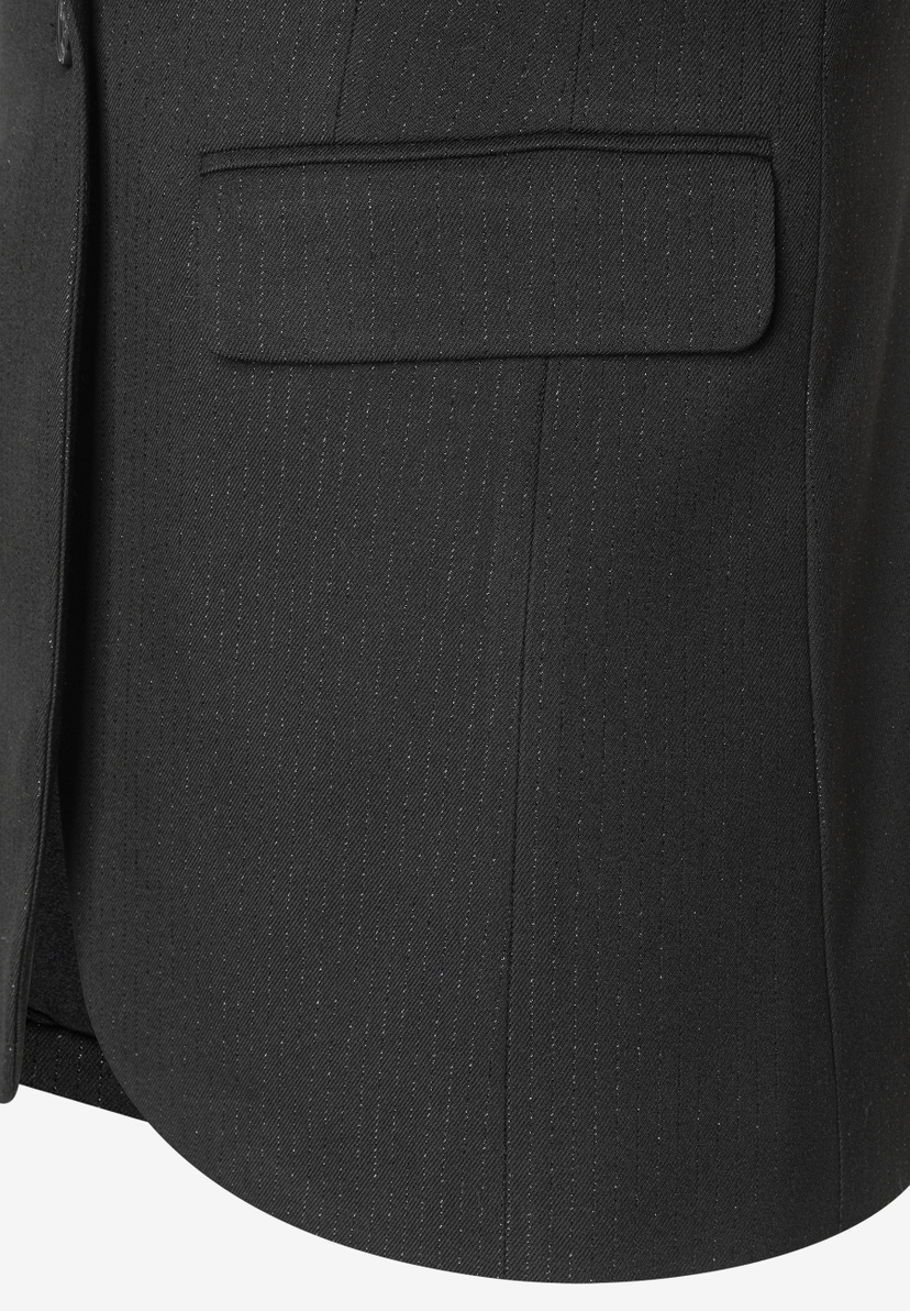 Nahaufnahme eines schwarzen MORE & MORE Blazers mit dünnen, hellen Nadelstreifen und einer Brusttasche. Nahaufnahme eines schwarzen MORE & MORE Blazers mit dünnen, hellen Nadelstreifen und einer Brusttasche.