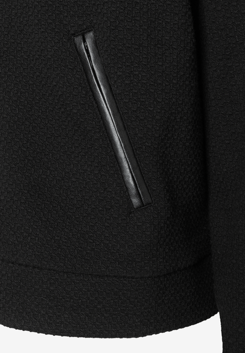 Detailaufnahme eines schwarzen MORE & MORE Oberteils mit Kunstlederakzent und angenehmem Tragekomfort. Detailaufnahme eines schwarzen MORE & MORE Oberteils mit Kunstlederakzent und angenehmem Tragekomfort.