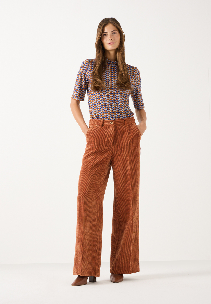 MORE & MORE Cordhose in Rostrot mit weitem Bein und einem gemusterten Oberteil