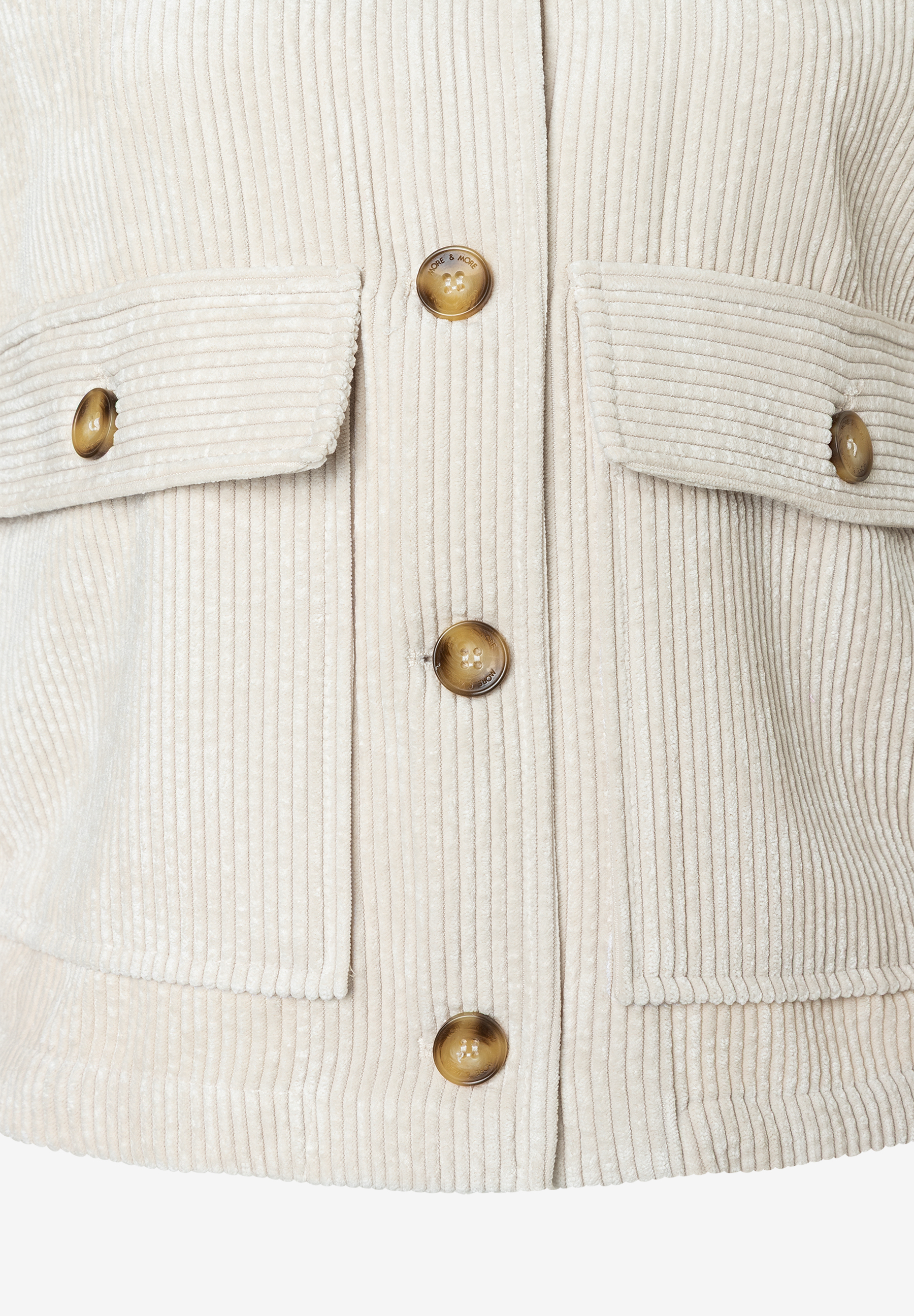 Nahaufnahme einer hellen Cordjacke von MORE & MORE mit Taschen und Knöpfen. Nahaufnahme einer hellen Cordjacke von MORE & MORE mit Taschen und Knöpfen.